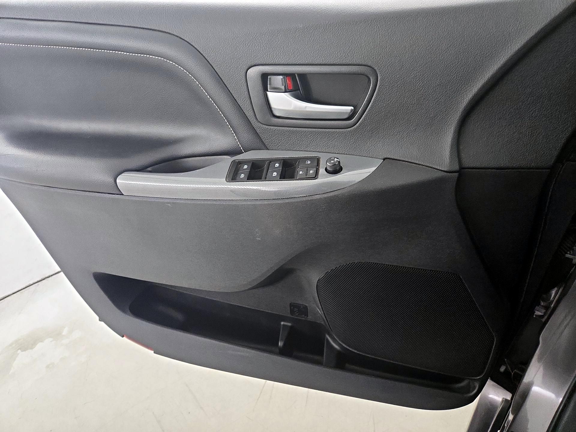 Thumbnail: 2020 Toyota Sienna - 12