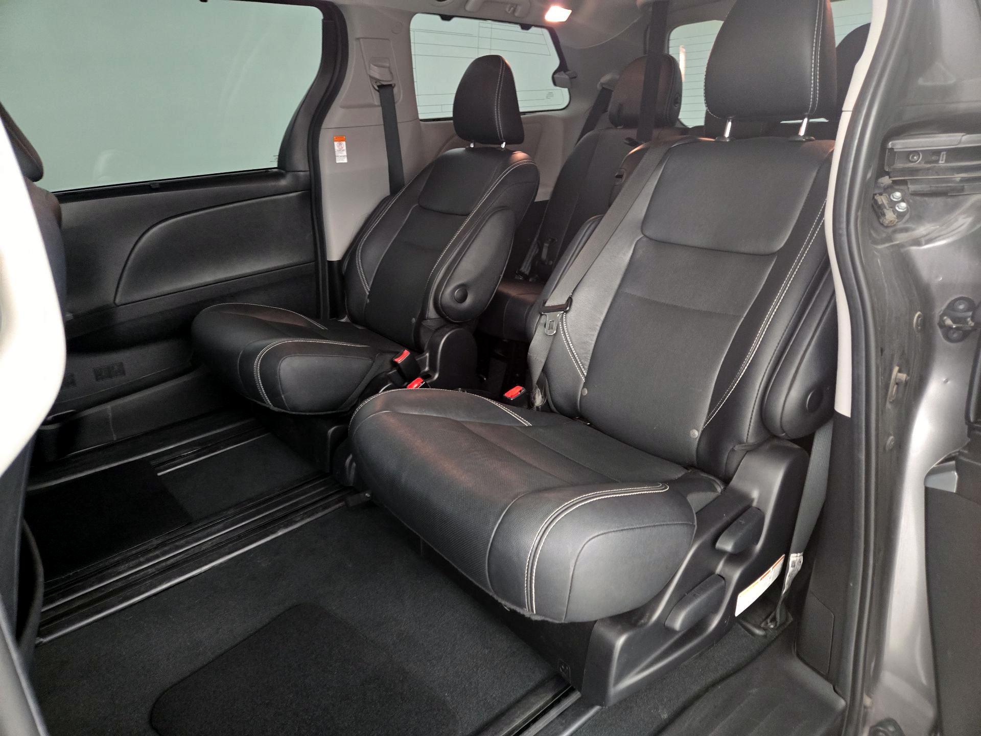 Thumbnail: 2020 Toyota Sienna - 18