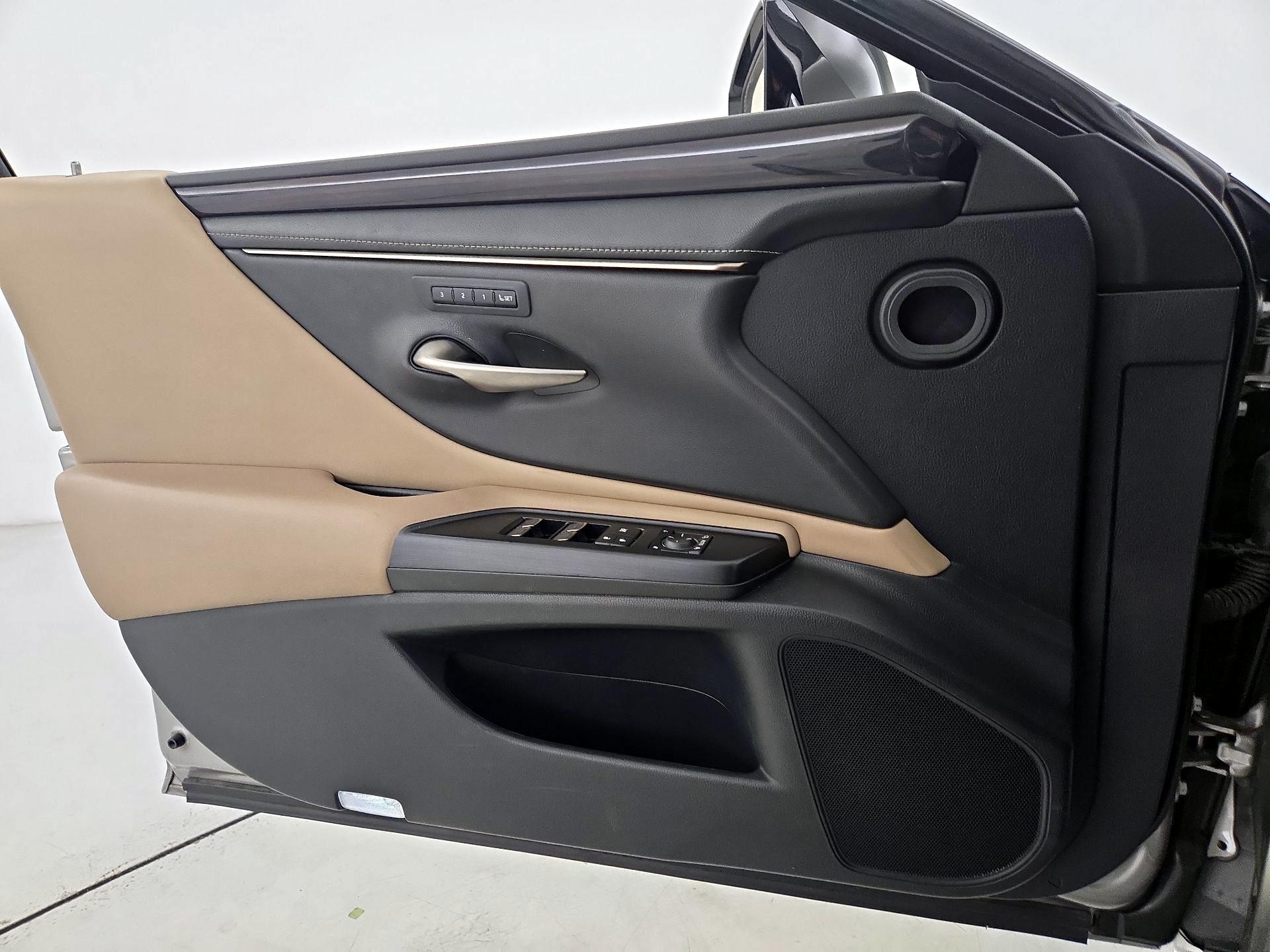 Thumbnail: 2021 Lexus ES - 12