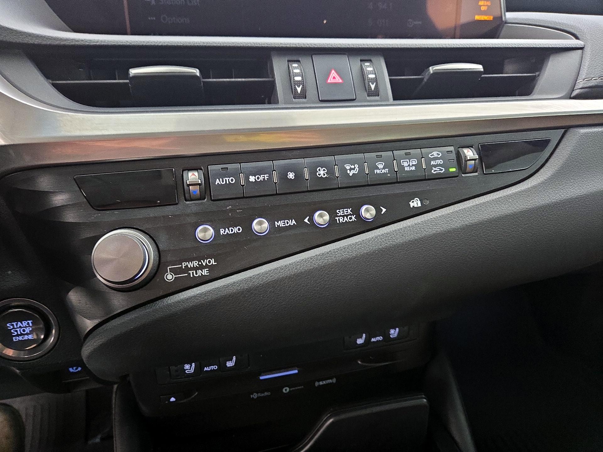 Thumbnail: 2021 Lexus ES - 16