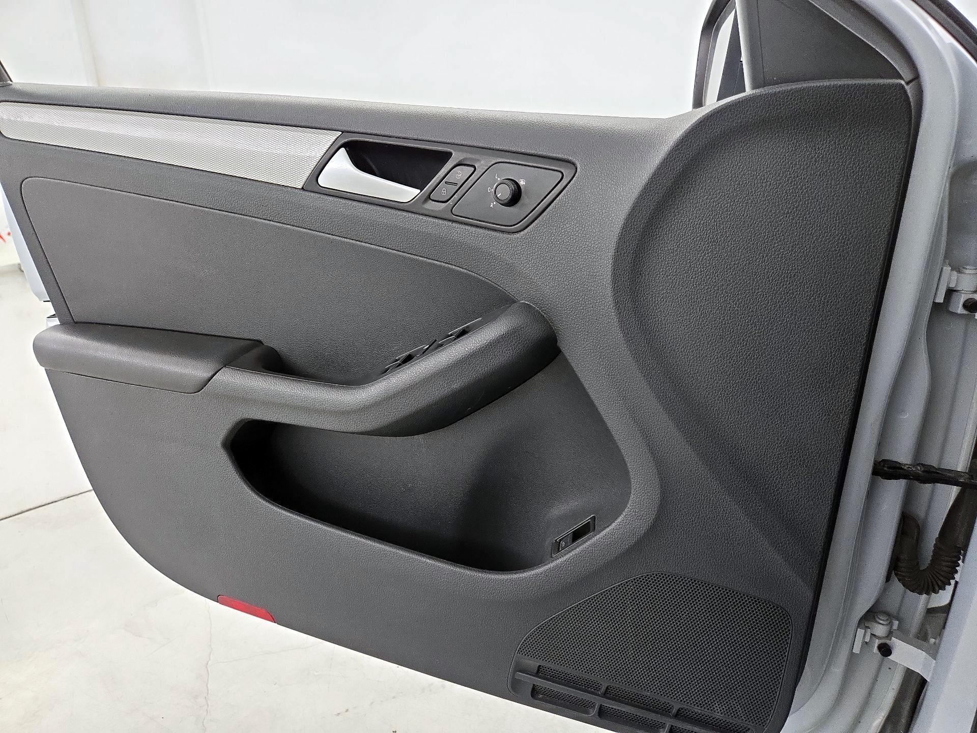 Thumbnail: 2017 Volkswagen Jetta - 12