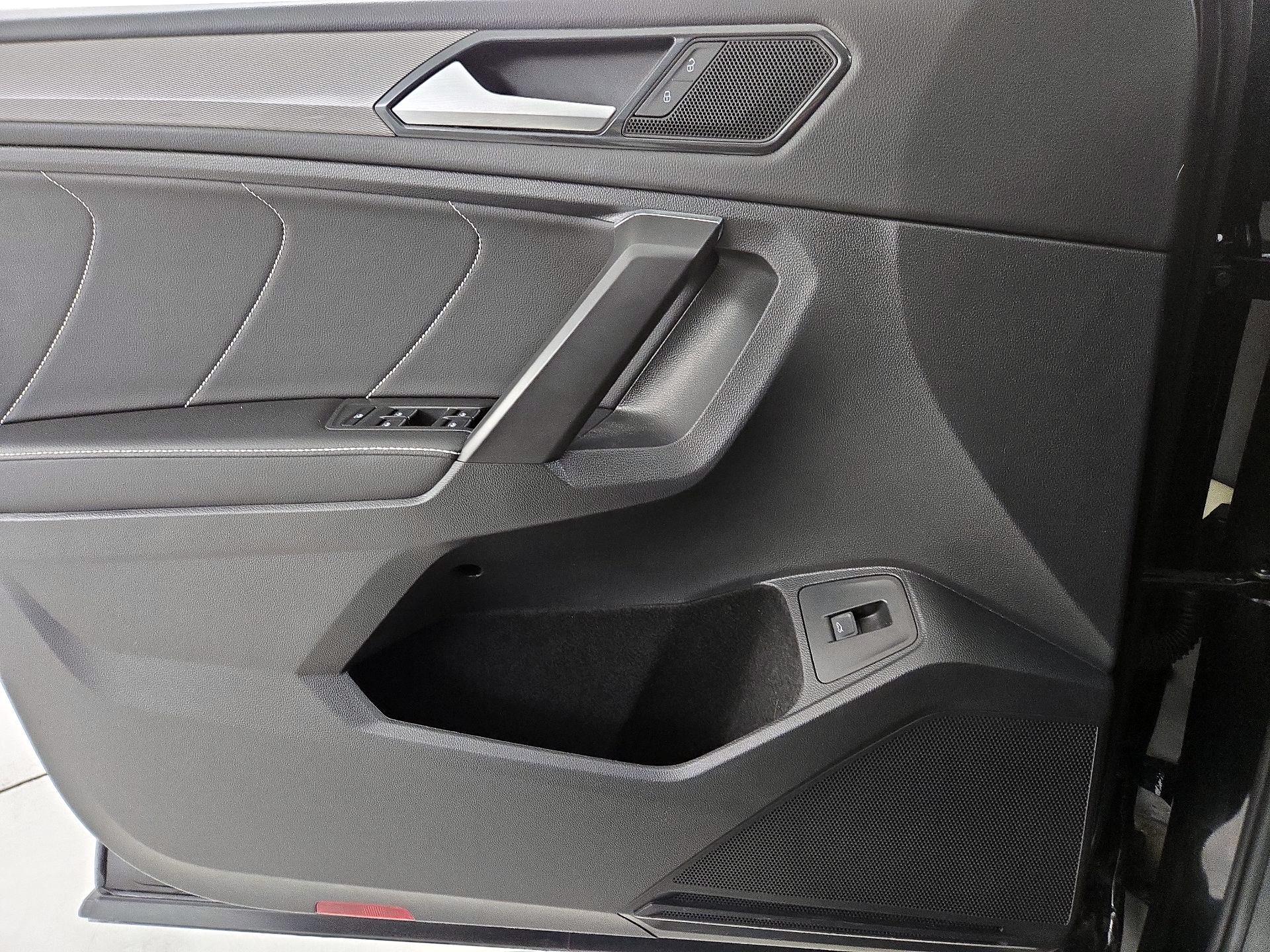Thumbnail: 2022 Volkswagen Tiguan - 12