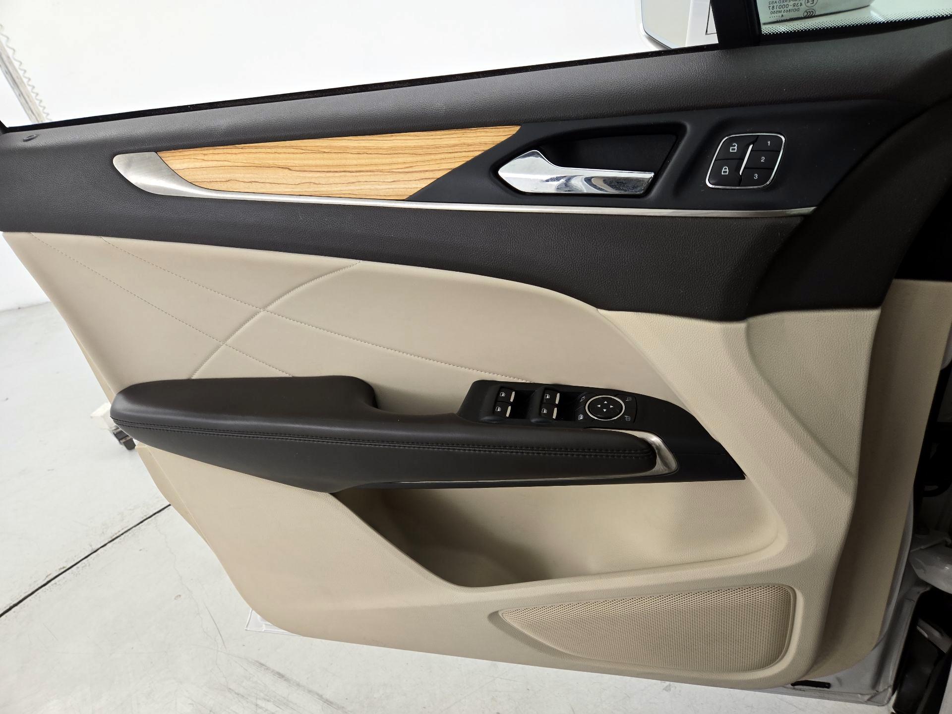 Thumbnail: 2015 Lincoln MKC - 12