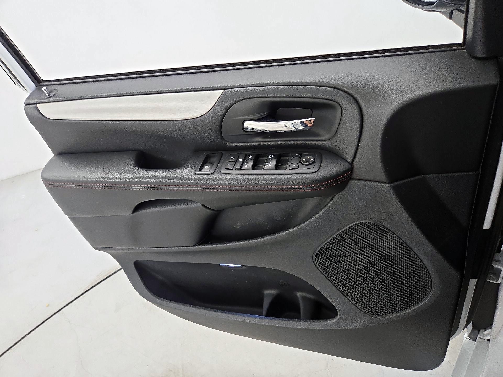 Thumbnail: 2017 Dodge Grand Caravan - 12