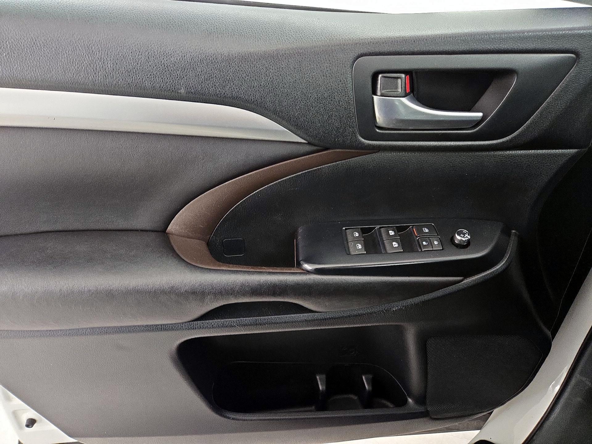 Thumbnail: 2016 Toyota Highlander - 12