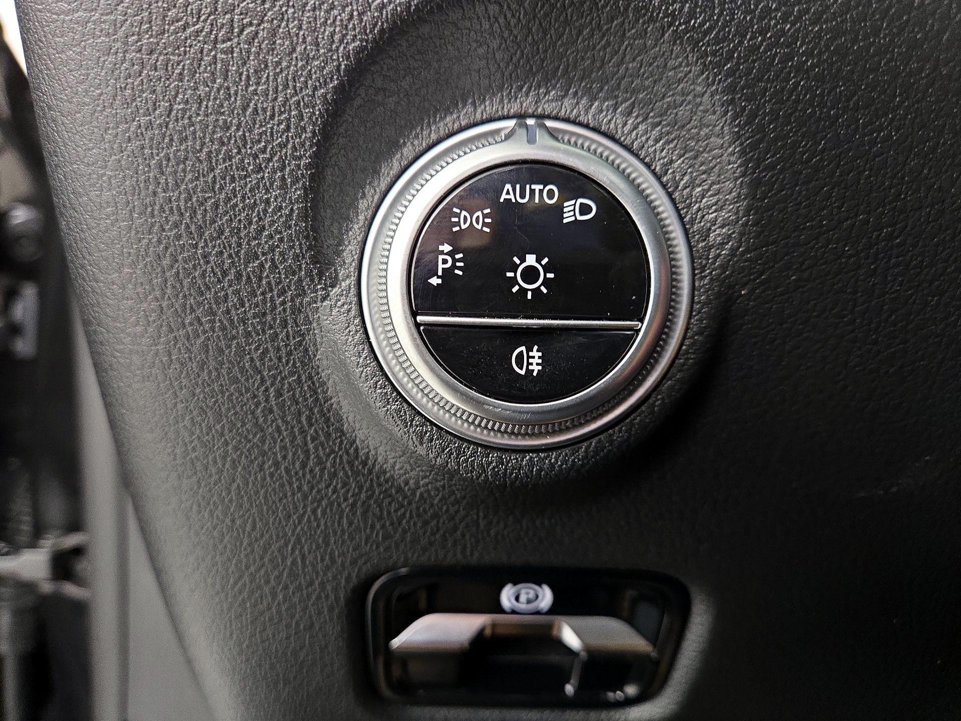 Thumbnail: 2023 Mercedes-Benz C-Class - 13