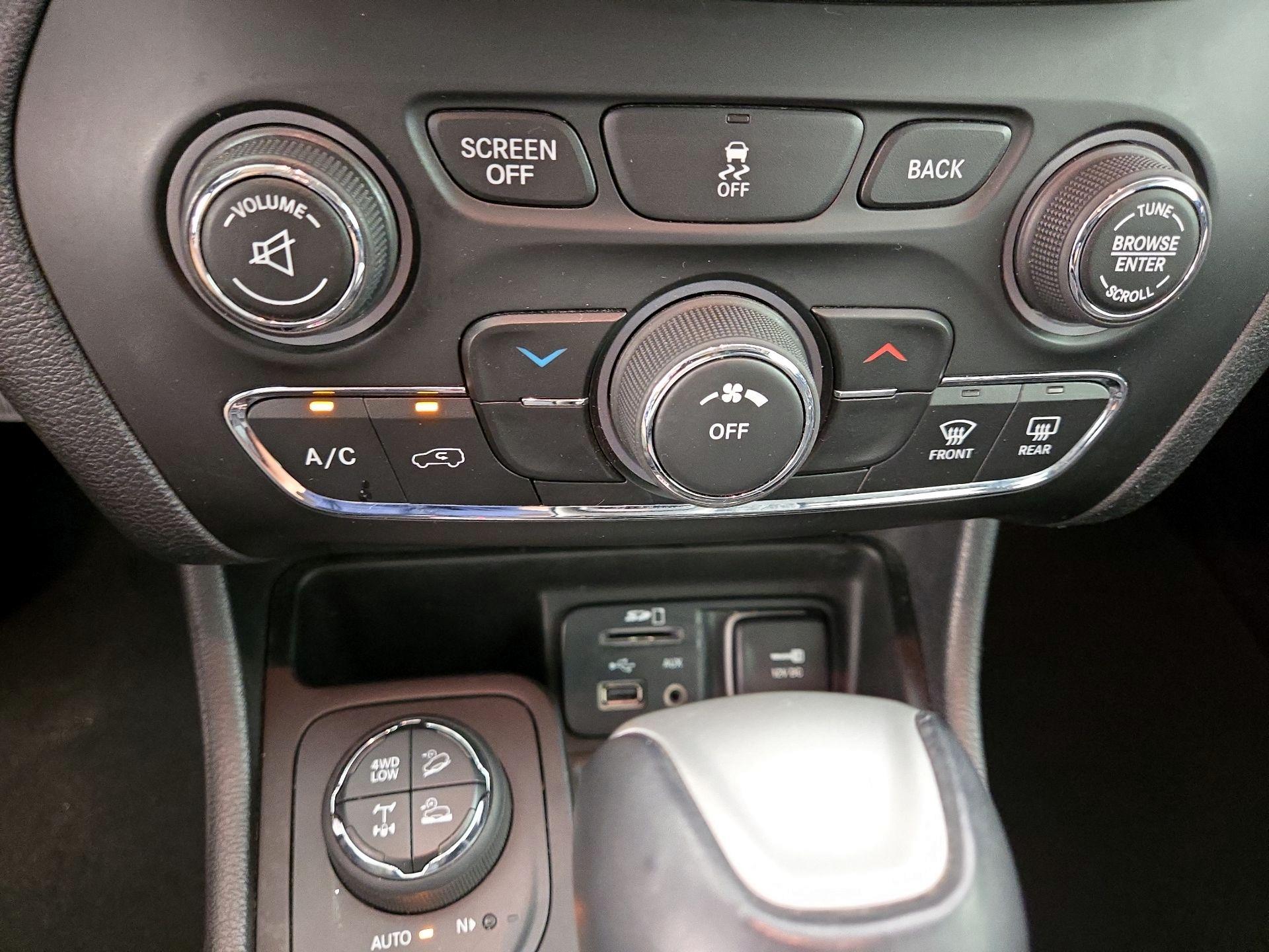 Thumbnail: 2017 Jeep Cherokee - 17