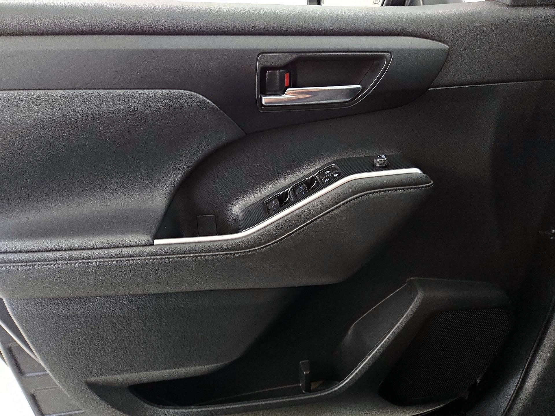 Thumbnail: 2023 Toyota Highlander - 12