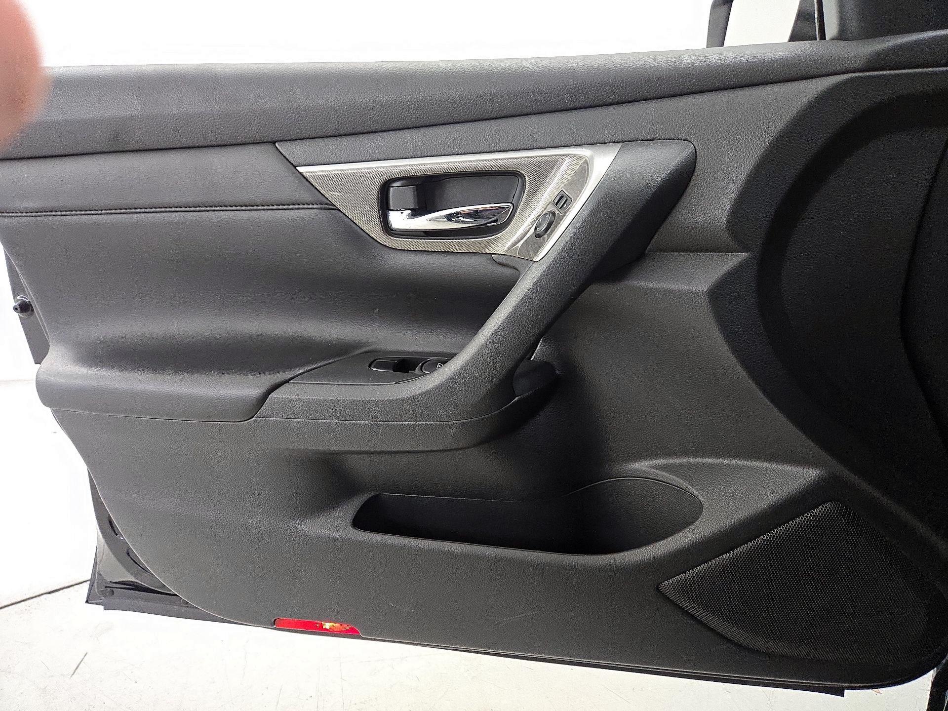 Thumbnail: 2015 Nissan Altima - 12