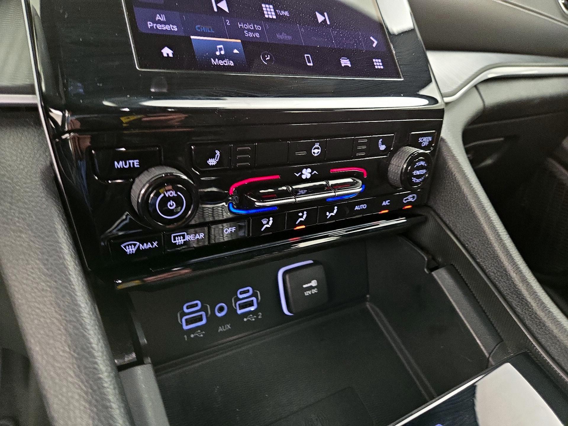 Thumbnail: 2024 Jeep Grand Cherokee - 16