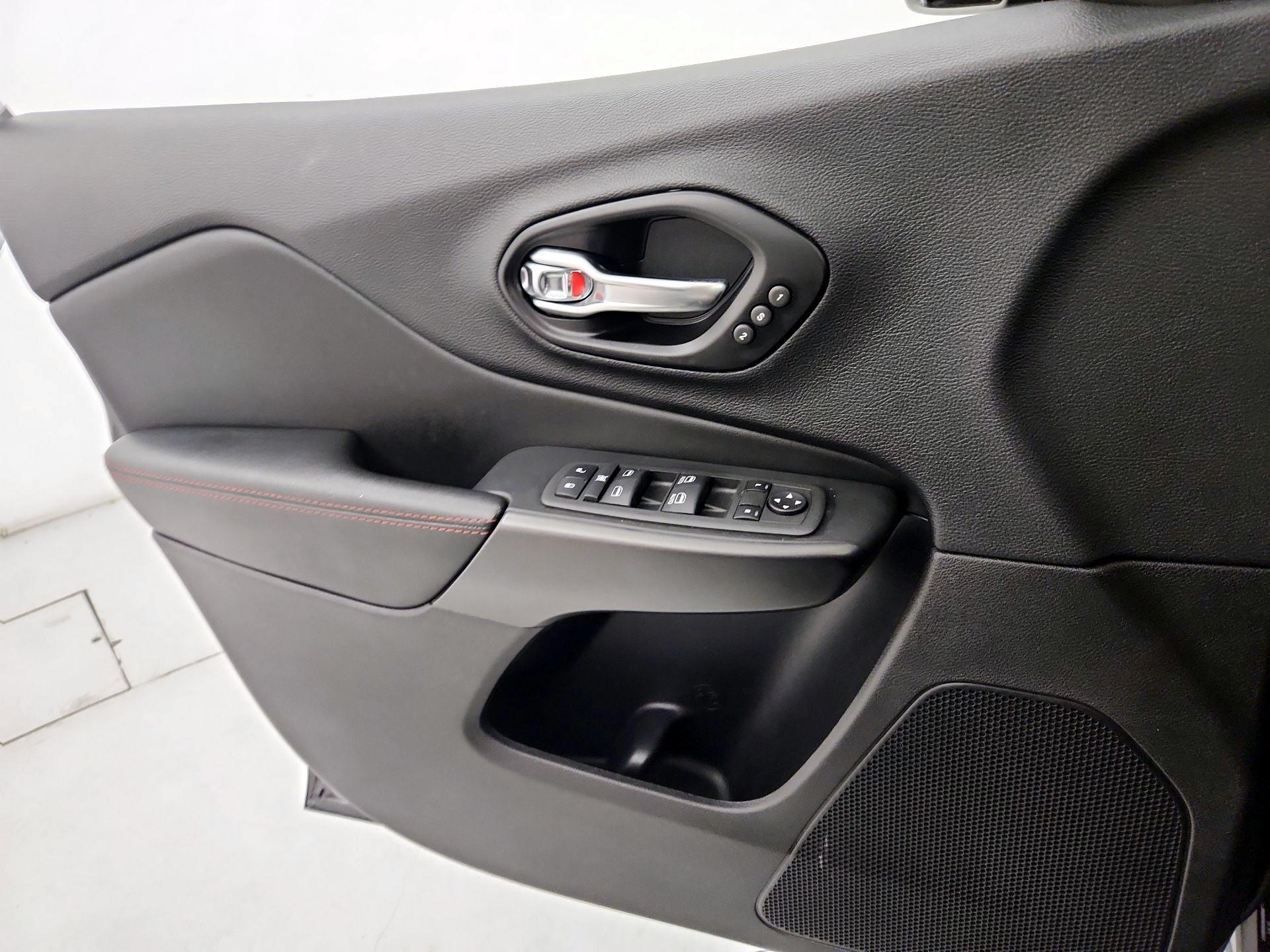 Thumbnail: 2022 Jeep Cherokee - 12