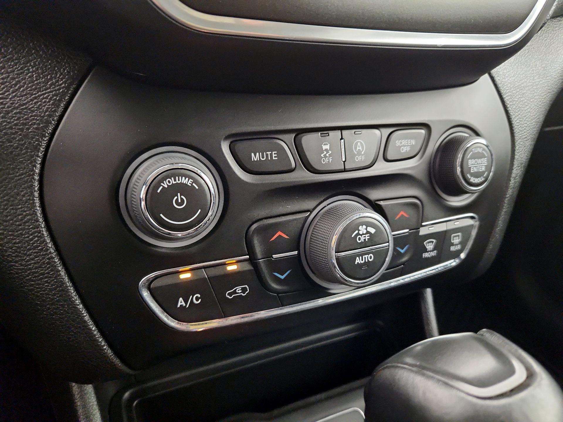 Thumbnail: 2022 Jeep Cherokee - 17