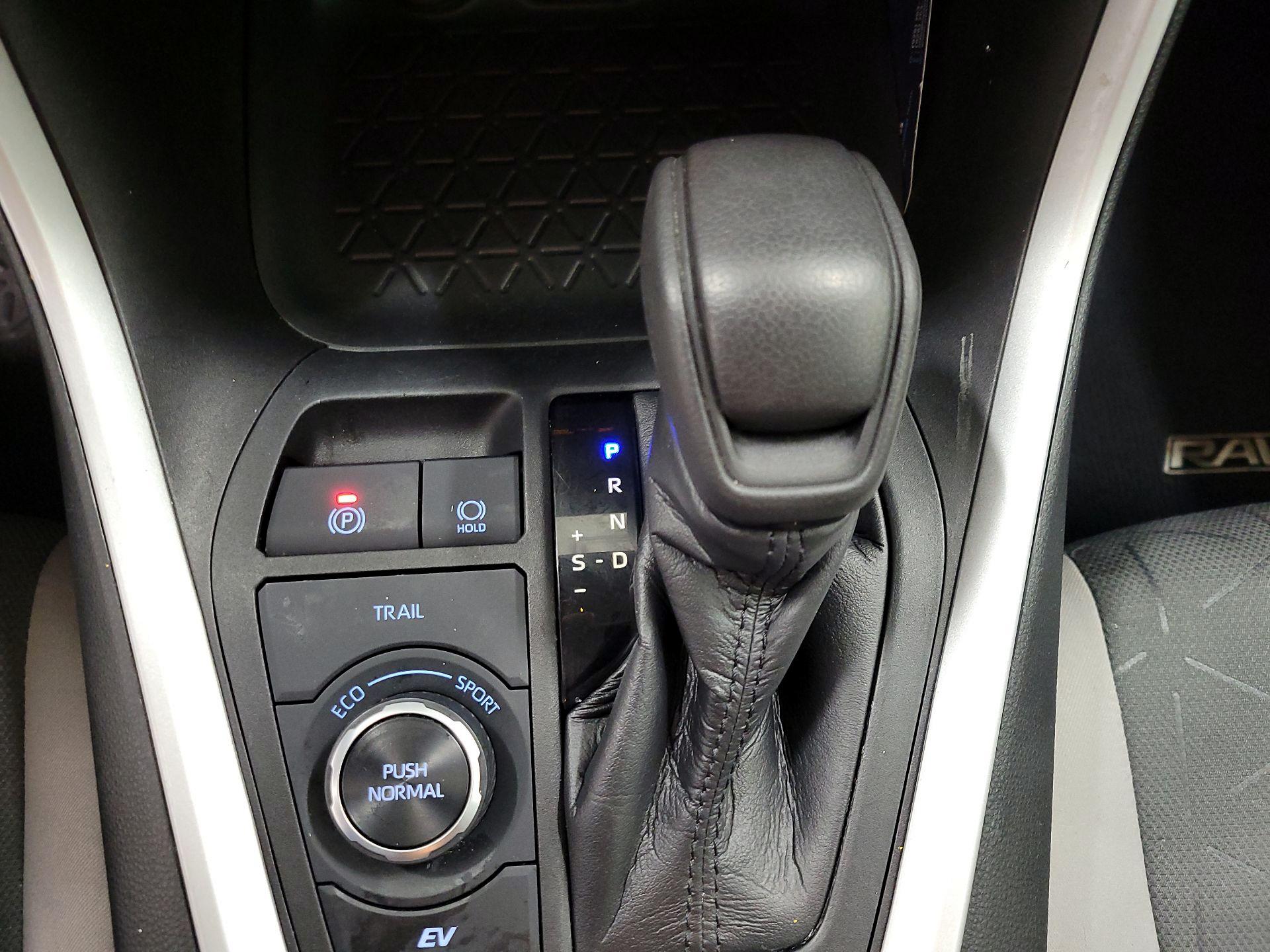 Thumbnail: 2021 Toyota RAV4 - 17