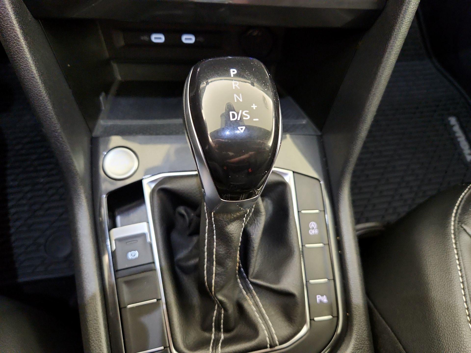 Thumbnail: 2022 Volkswagen Tiguan - 17