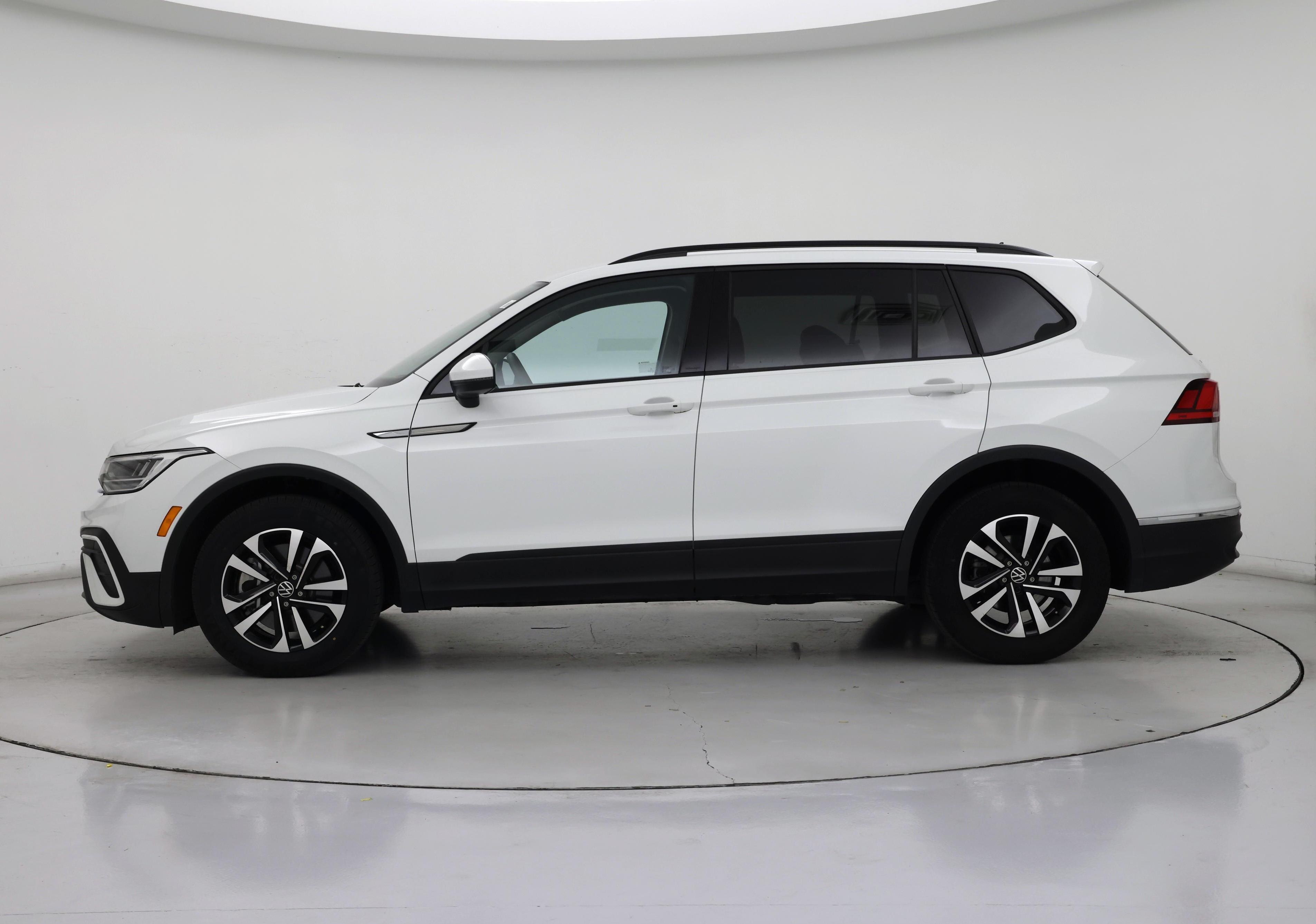 Thumbnail: 2023 Volkswagen Tiguan - 3