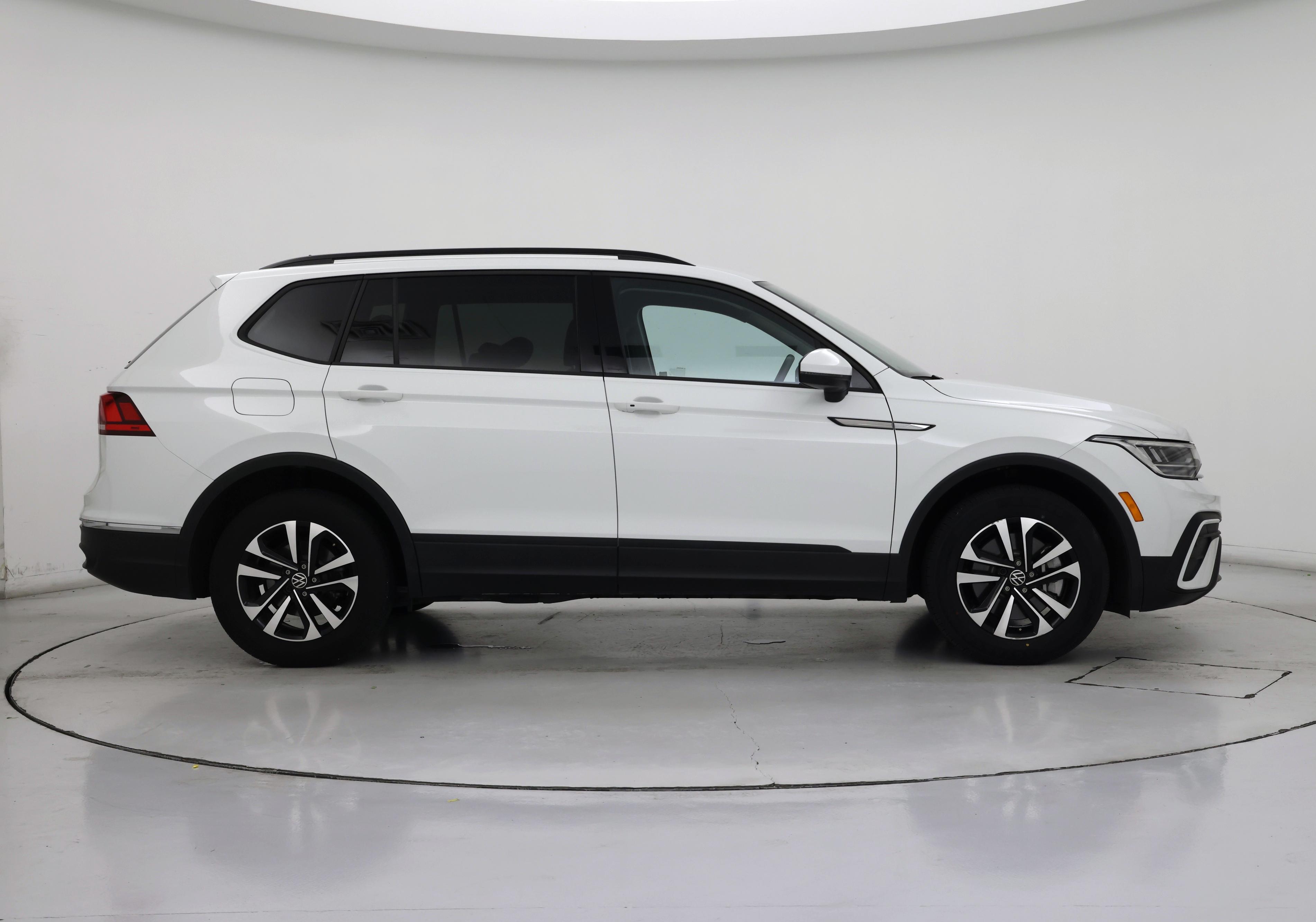 Thumbnail: 2023 Volkswagen Tiguan - 7