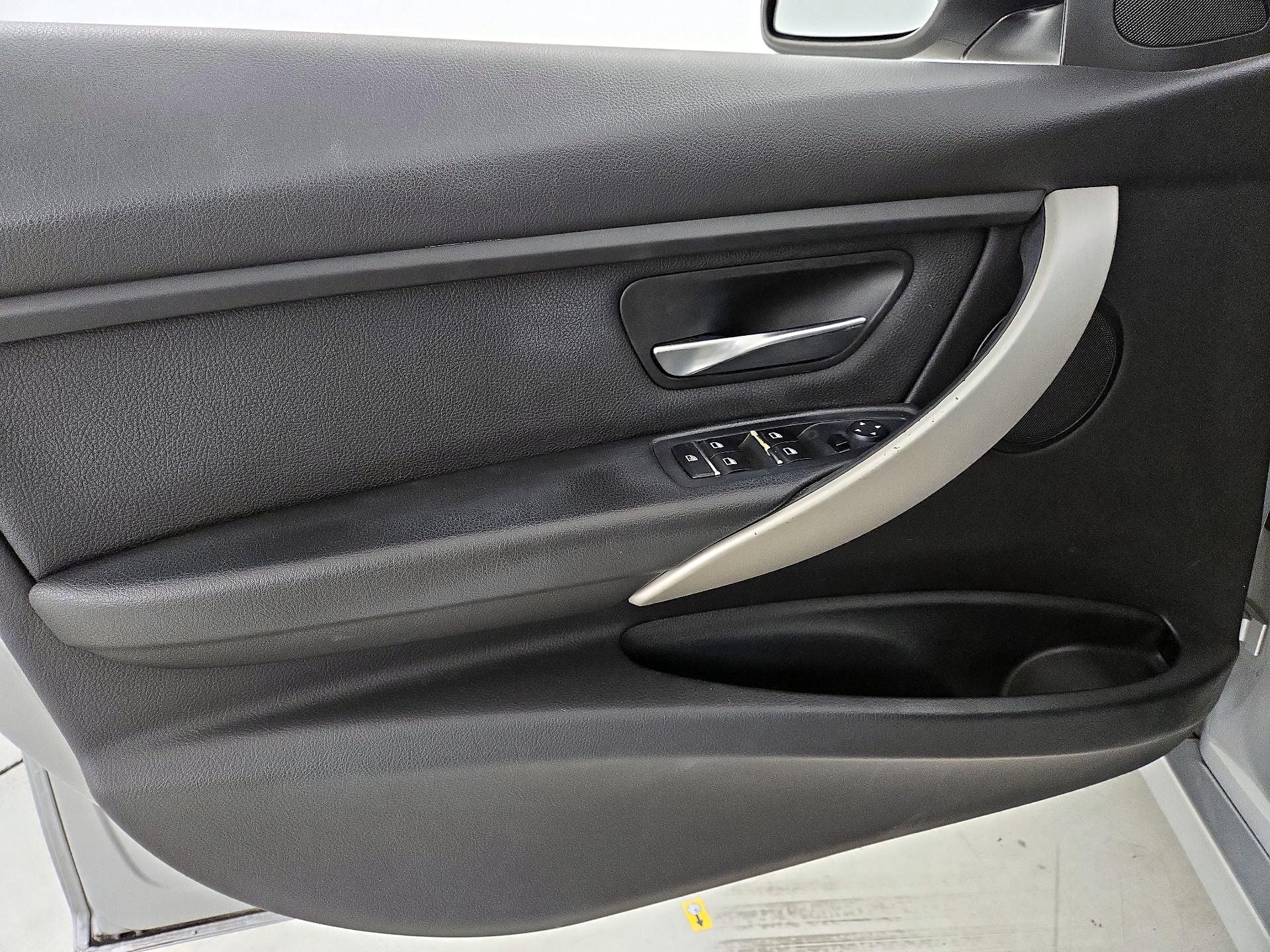 Thumbnail: 2018 BMW 3 Series - 12