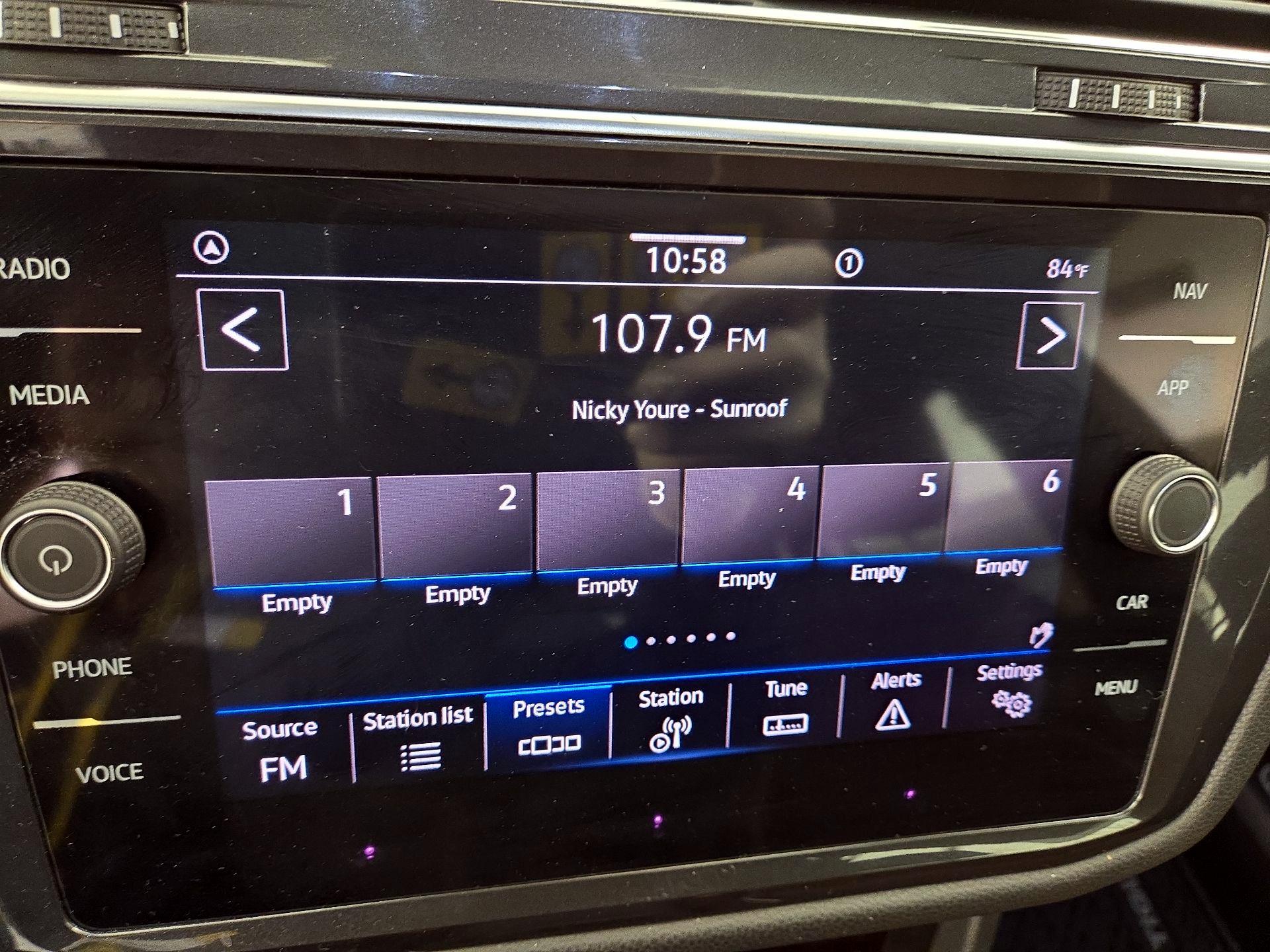 Thumbnail: 2022 Volkswagen Tiguan - 16