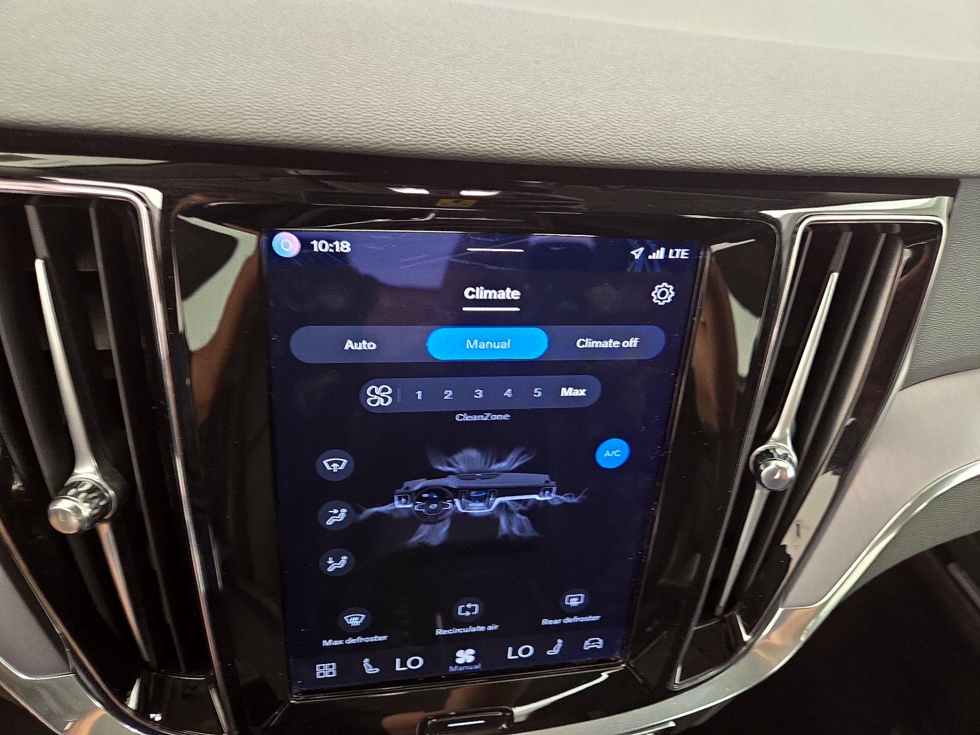 Thumbnail: 2024 Volvo S60 - 17