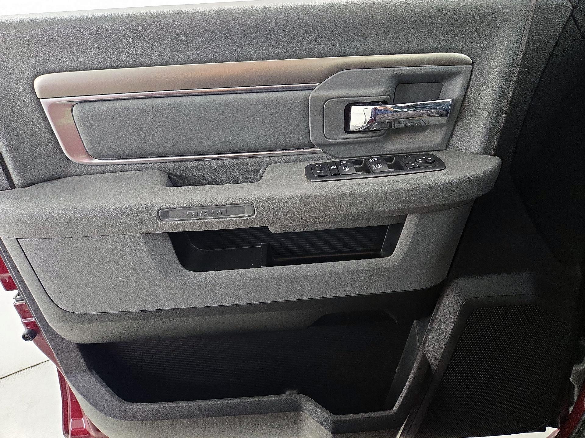 Thumbnail: 2020 RAM 1500 Classic - 12