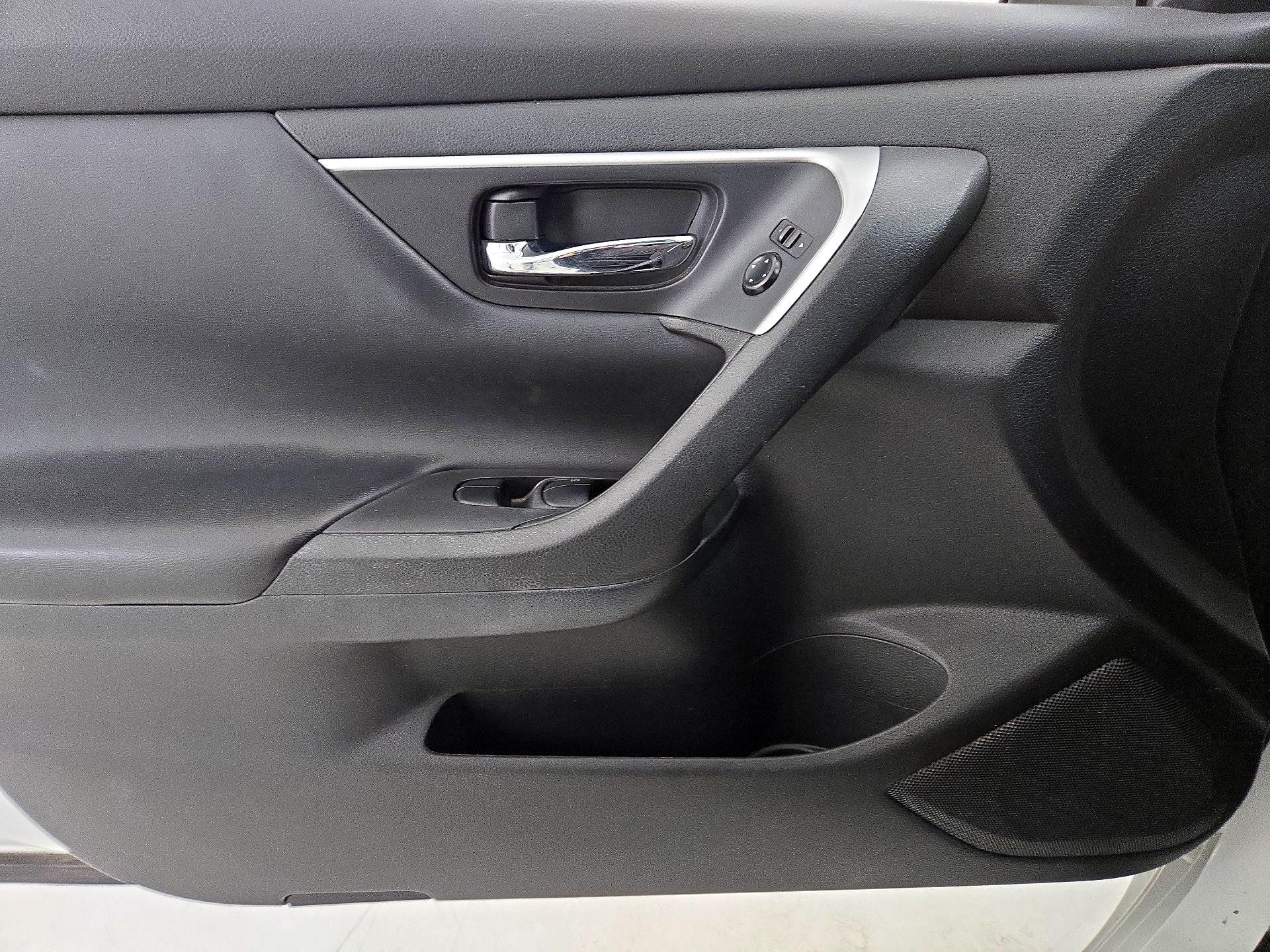 Thumbnail: 2016 Nissan Altima - 12