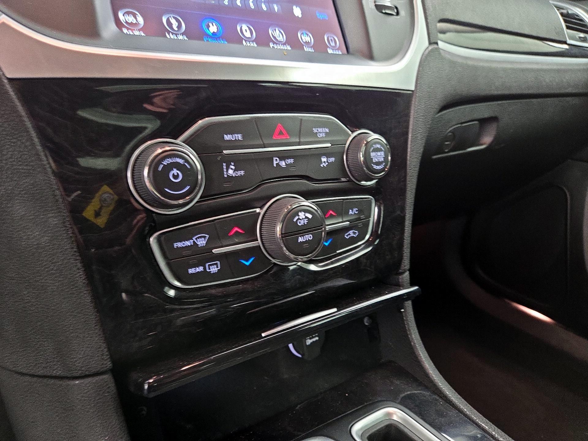 Thumbnail: 2019 Chrysler 300 - 17