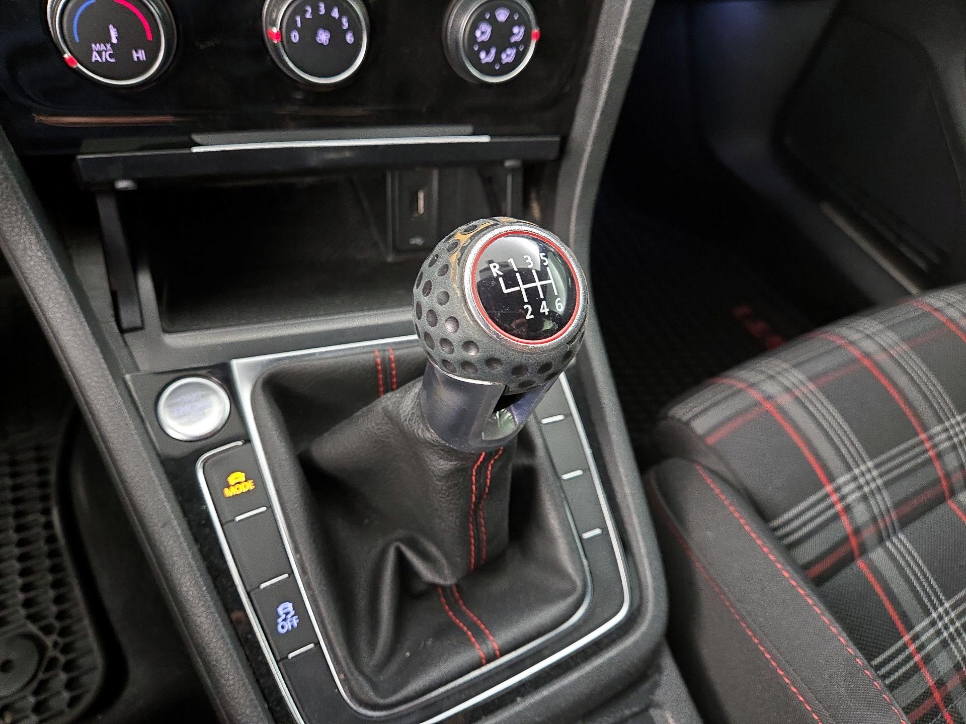 Thumbnail: 2019 Volkswagen Golf - 17