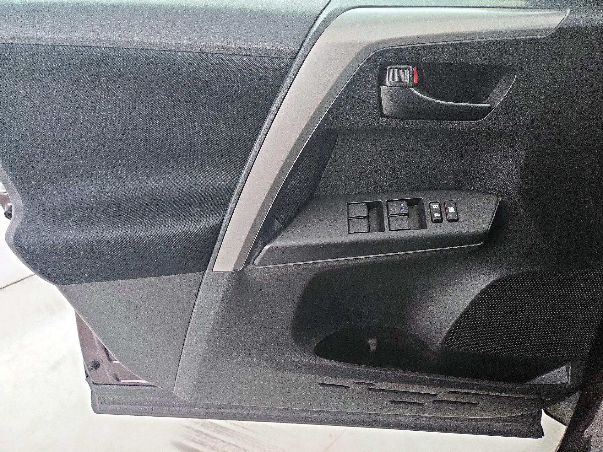 Thumbnail: 2018 Toyota RAV4 - 12