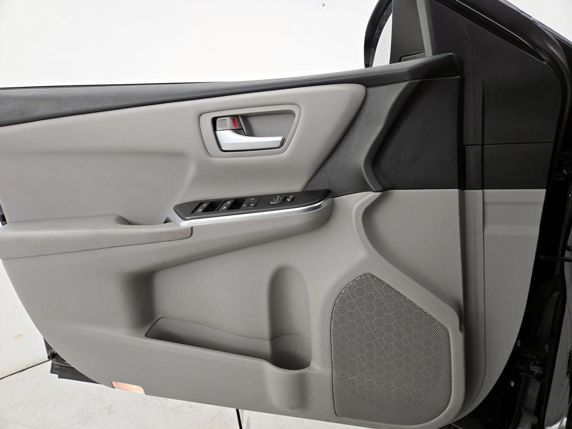 Thumbnail: 2016 Toyota Camry - 12