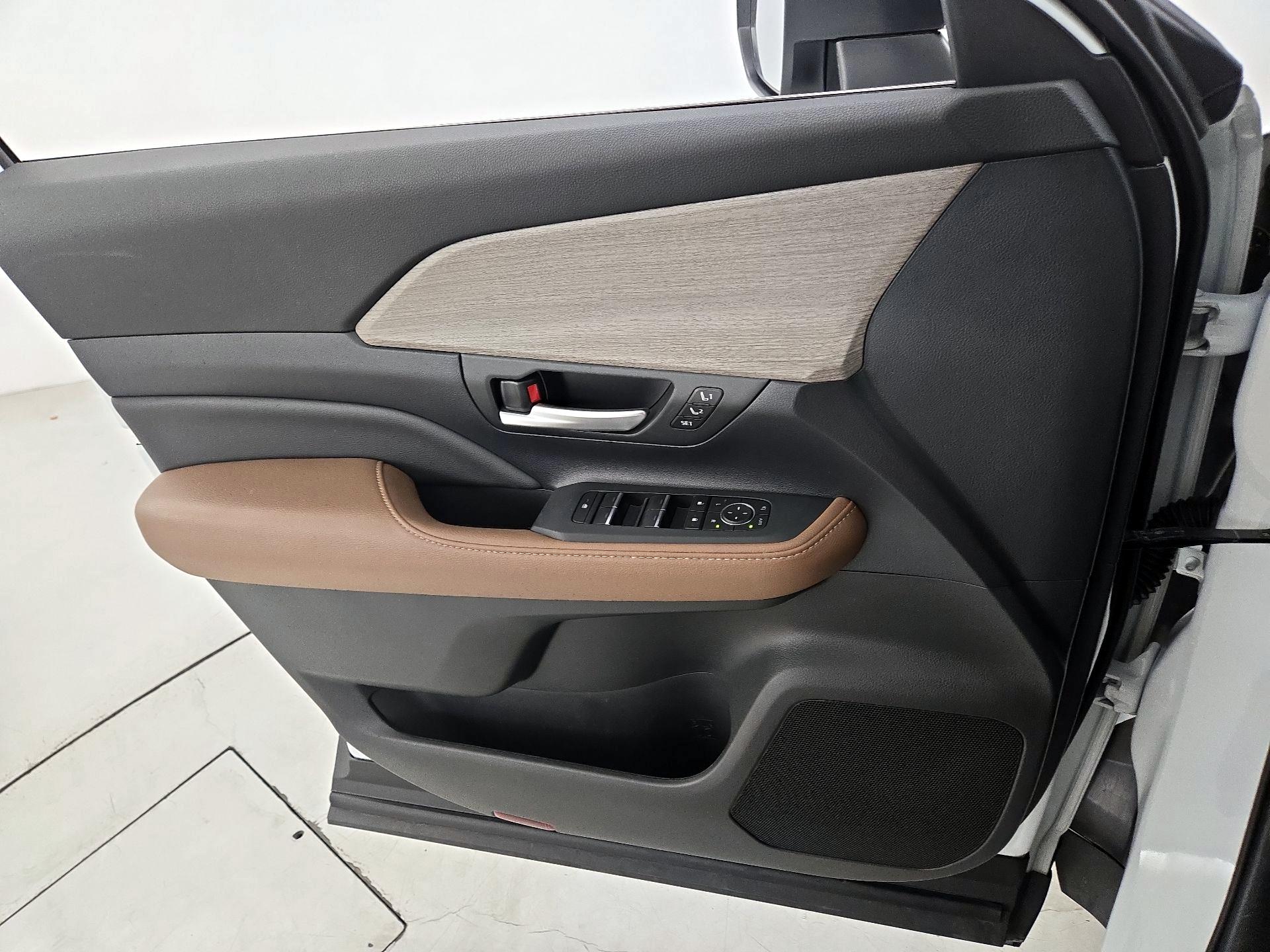 Thumbnail: 2025 Toyota Grand Highlander - 12