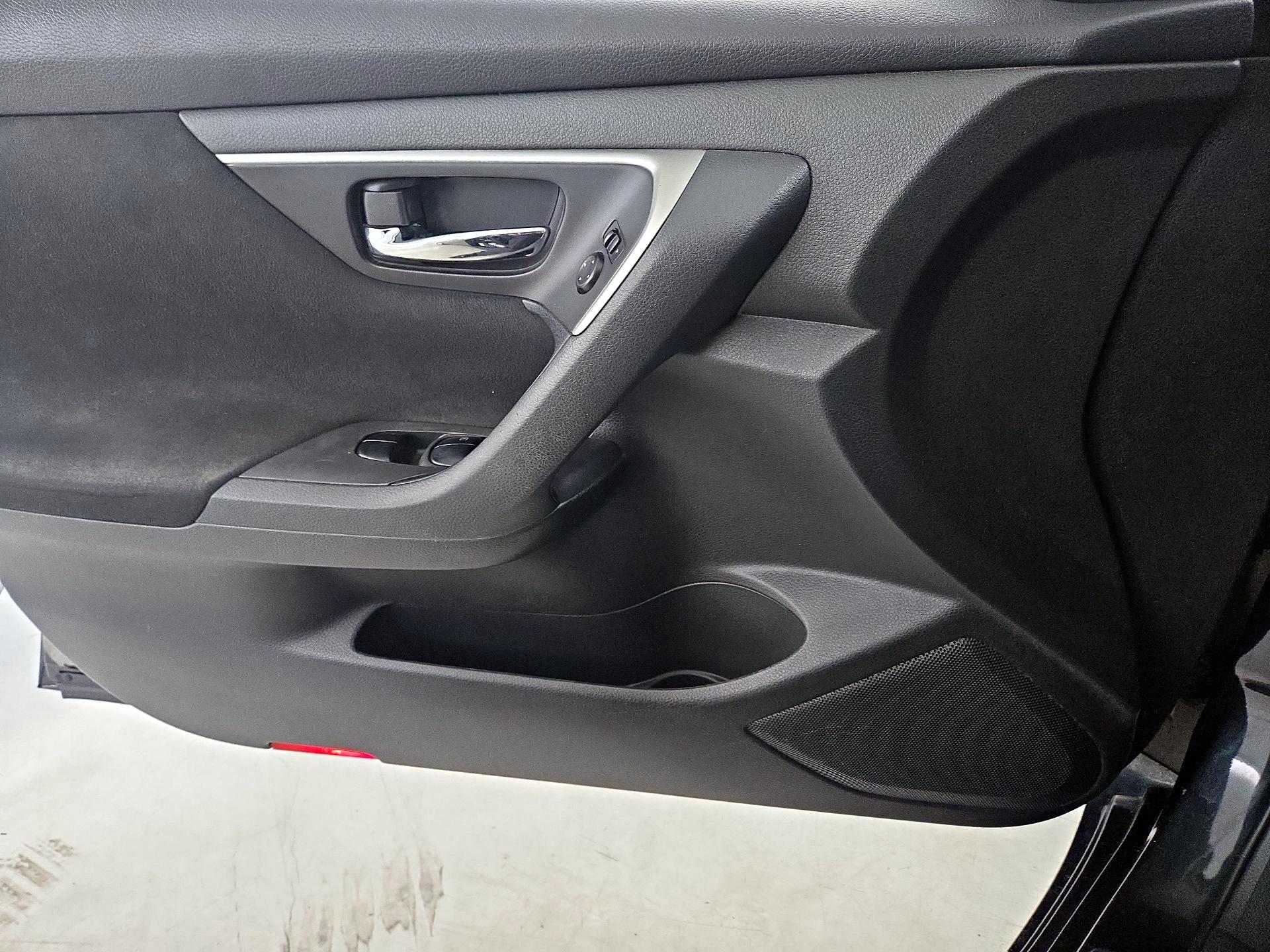 Thumbnail: 2015 Nissan Altima - 12