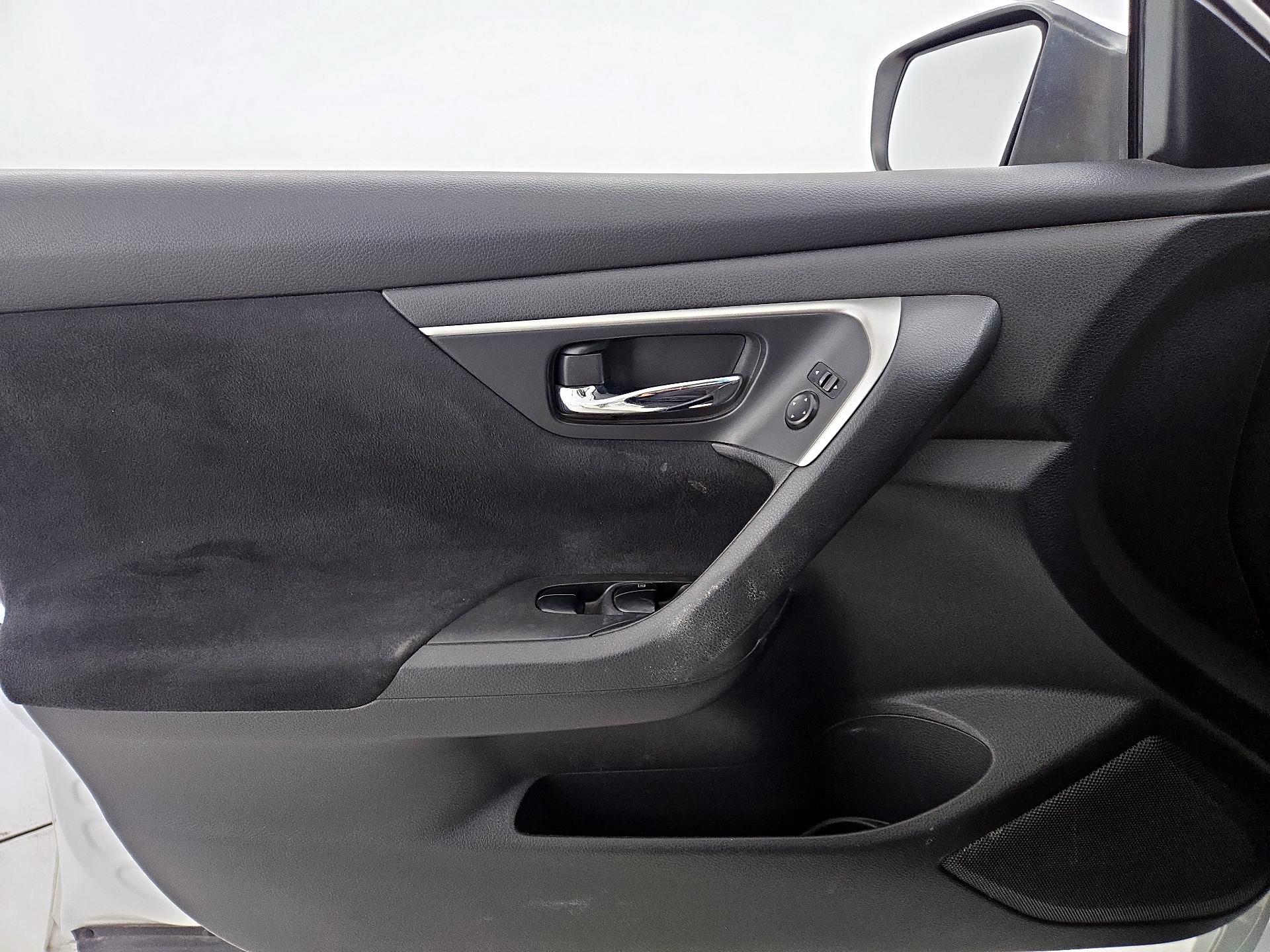 Thumbnail: 2015 Nissan Altima - 12