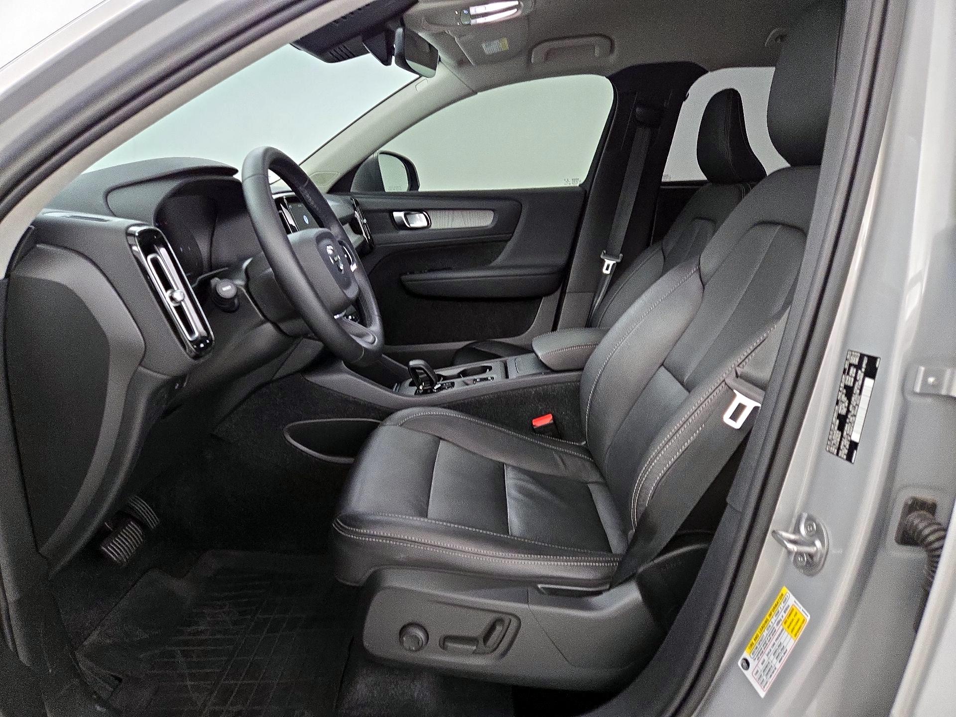 Thumbnail: 2023 Volvo XC40 - 11