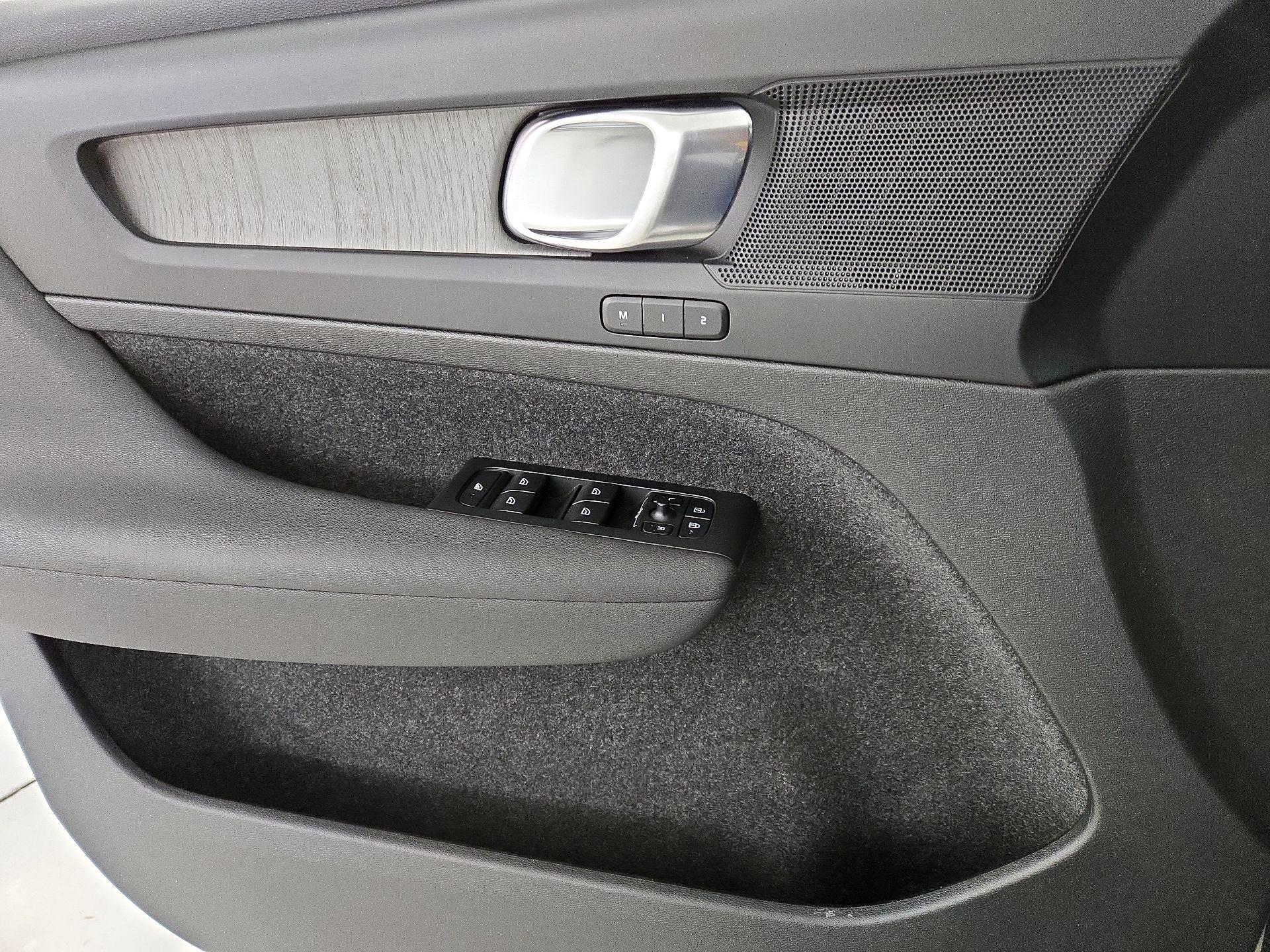 Thumbnail: 2023 Volvo XC40 - 12