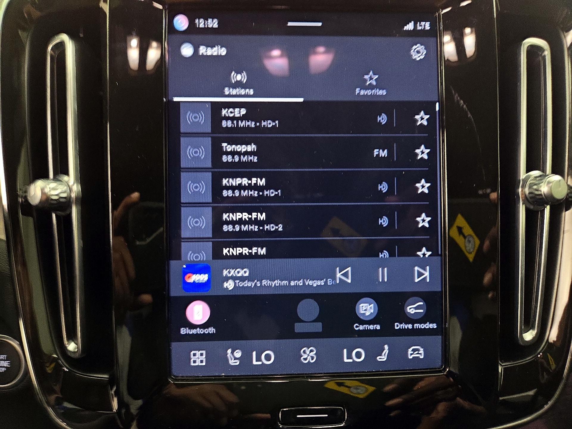 Thumbnail: 2023 Volvo XC40 - 15