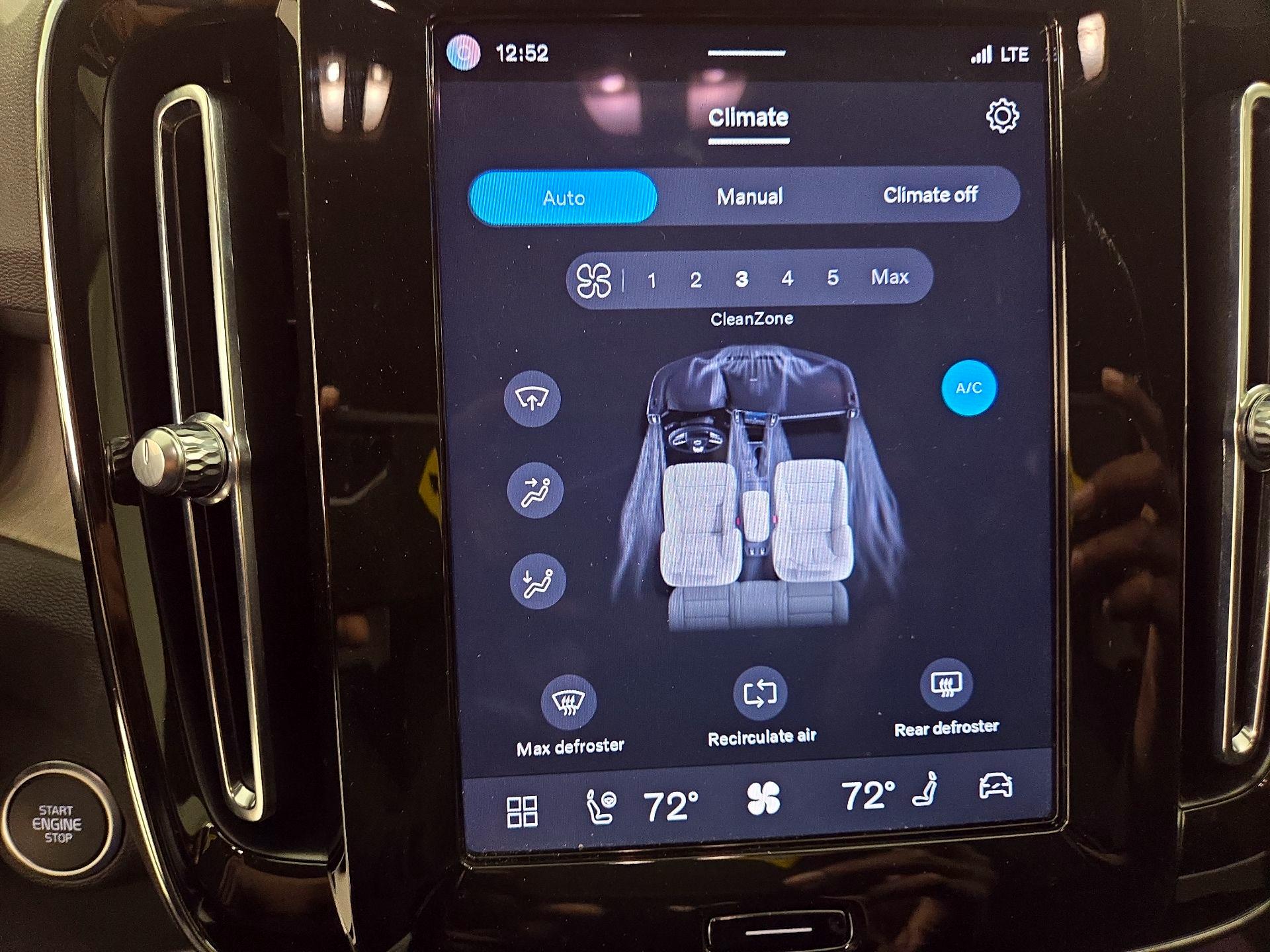 Thumbnail: 2023 Volvo XC40 - 16