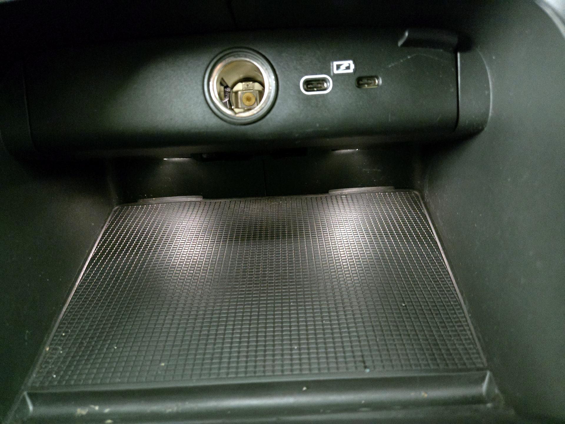 Thumbnail: 2023 Volvo XC40 - 18