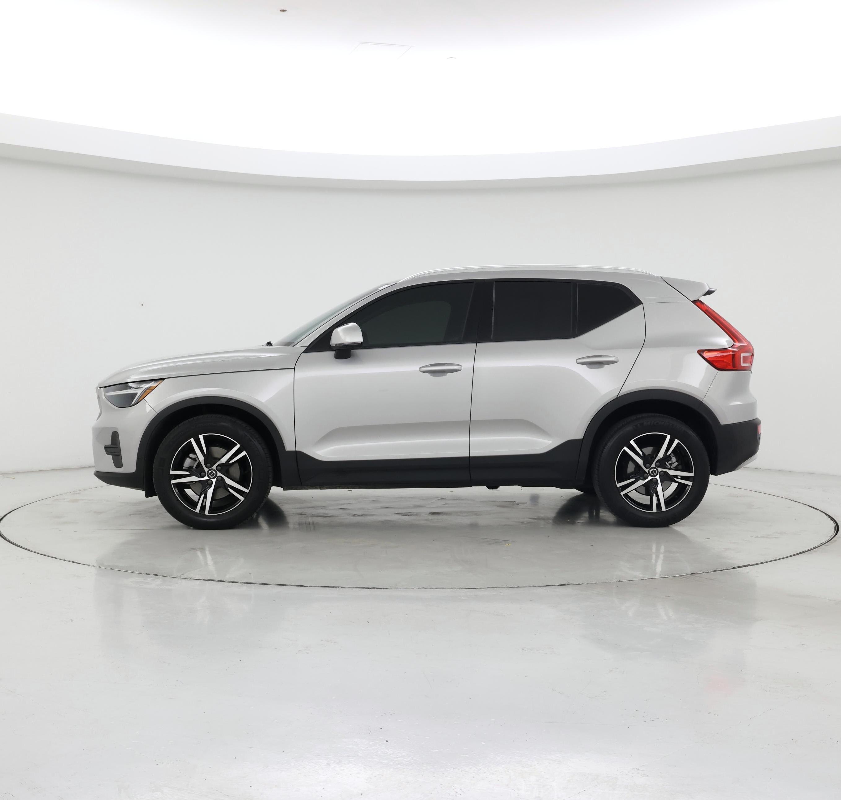 Thumbnail: 2023 Volvo XC40 - 3