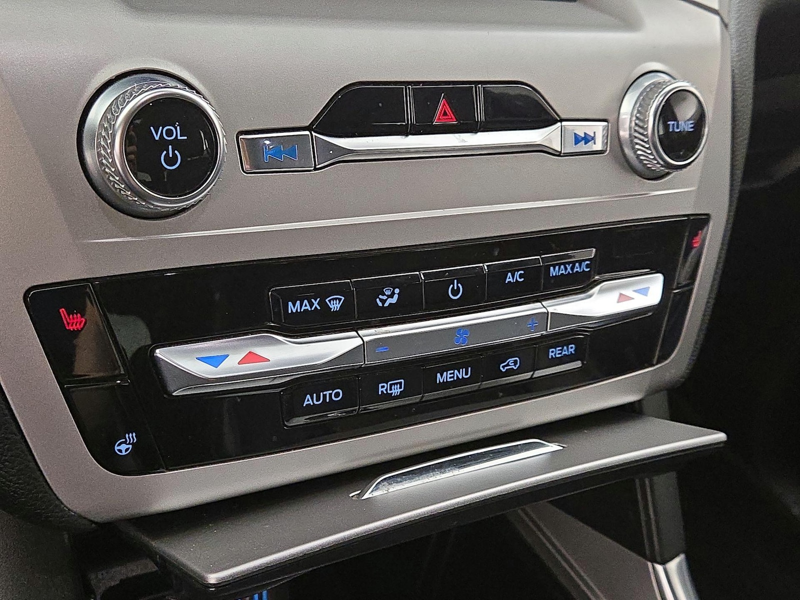 2021 Ford Explorer XLT - Photo 18