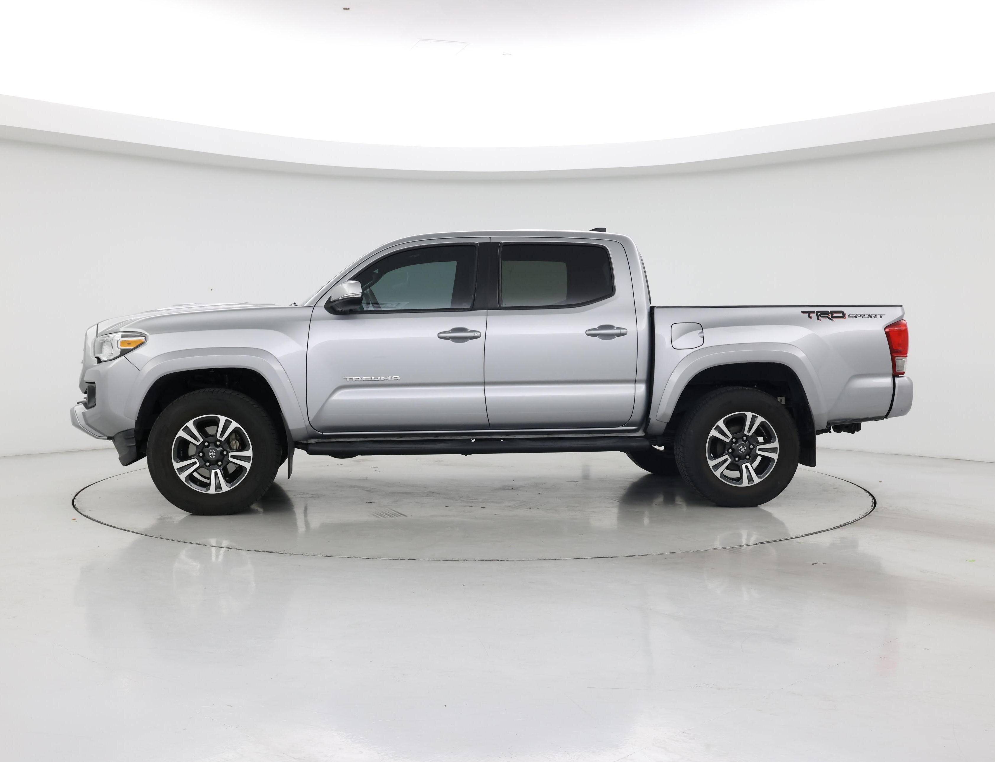 Thumbnail: 2016 Toyota Tacoma - 3