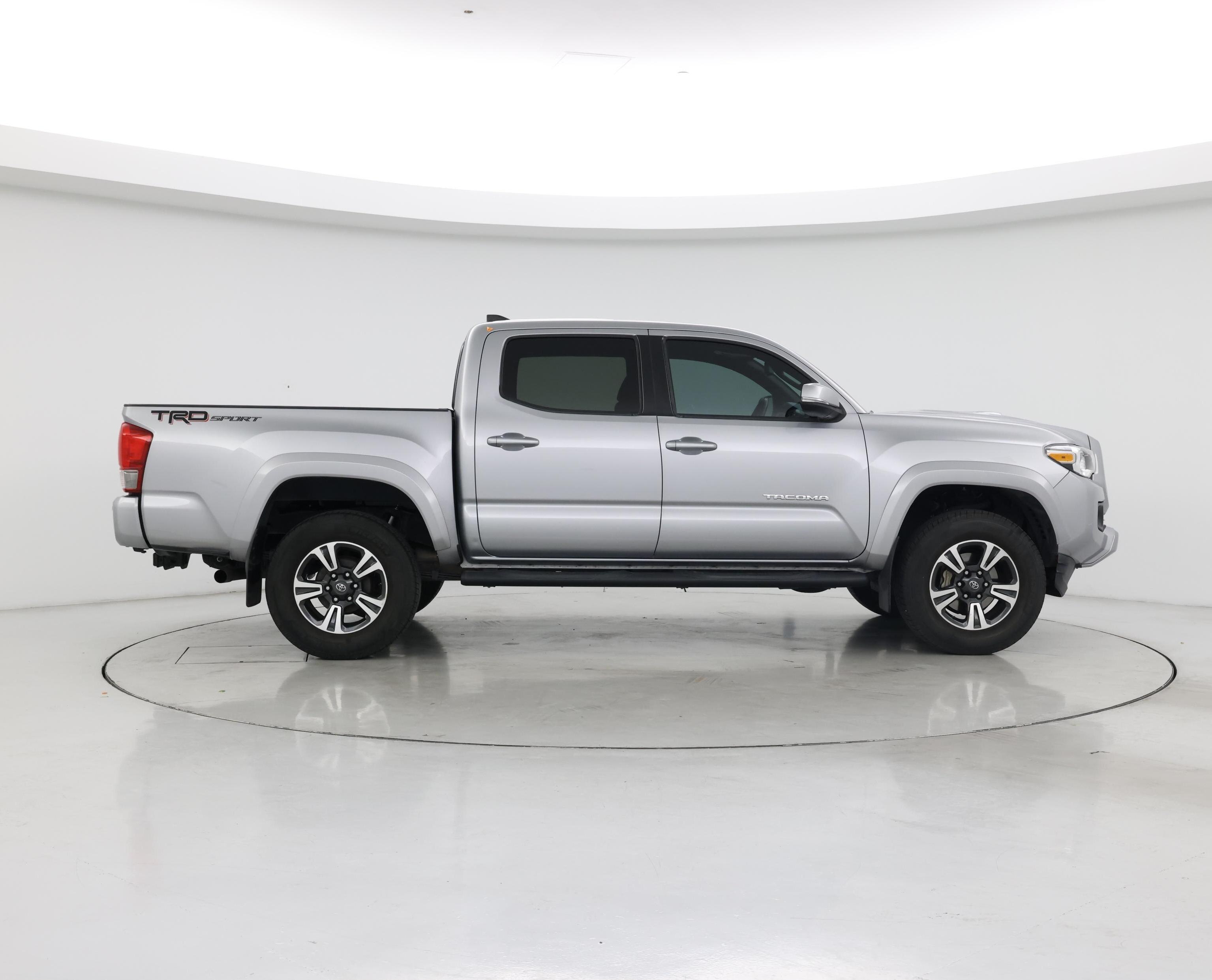 Thumbnail: 2016 Toyota Tacoma - 7