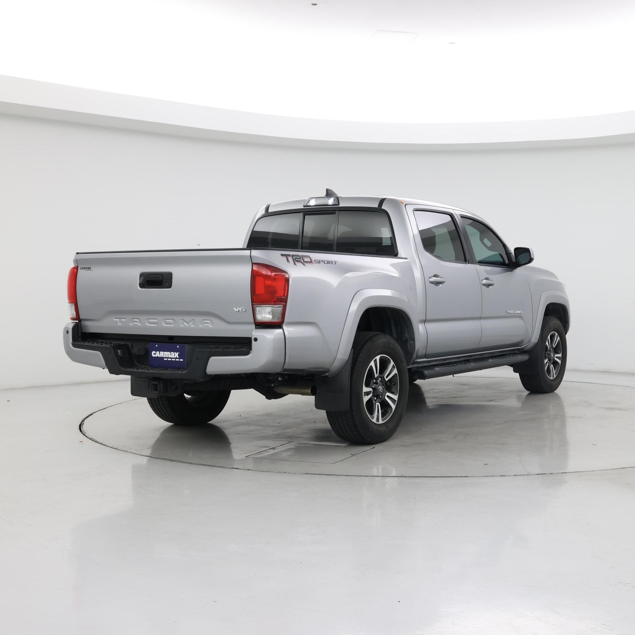 Thumbnail: 2016 Toyota Tacoma - 8