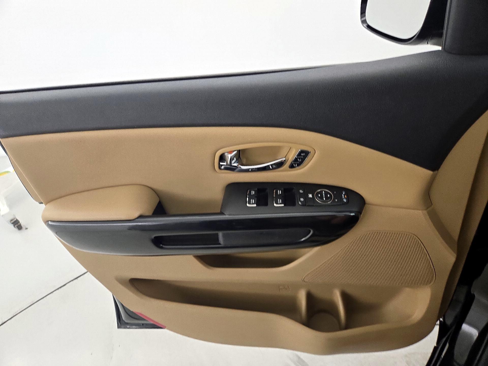 Thumbnail: 2016 Kia Sedona - 12