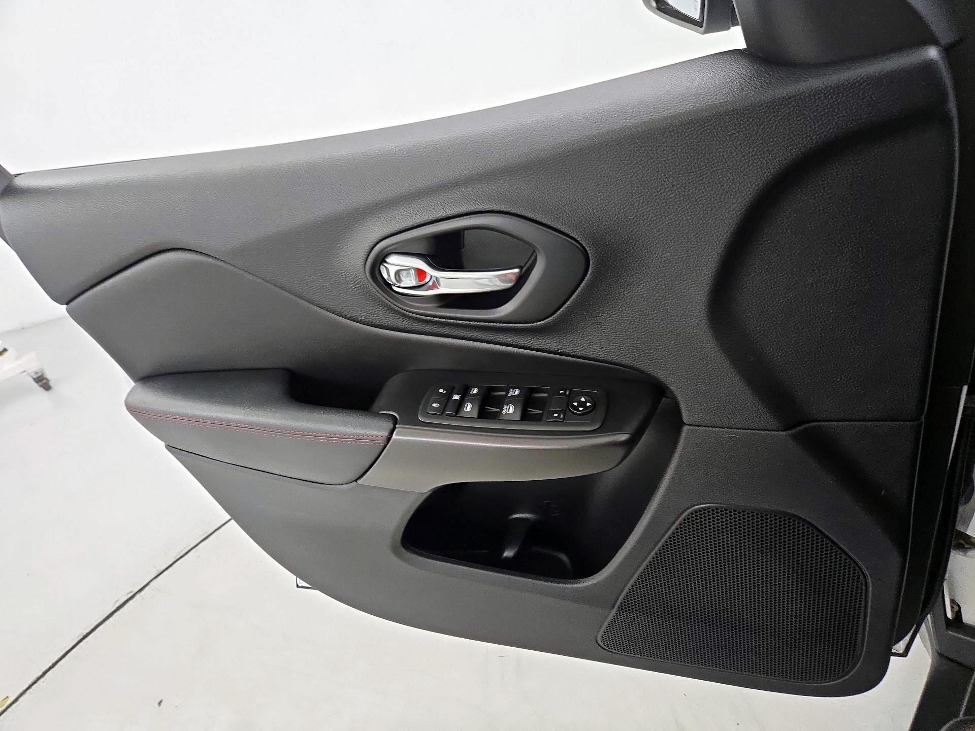 Thumbnail: 2020 Jeep Cherokee - 12