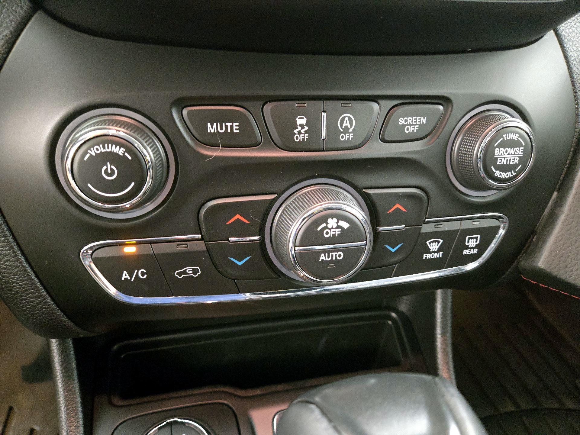 Thumbnail: 2020 Jeep Cherokee - 16