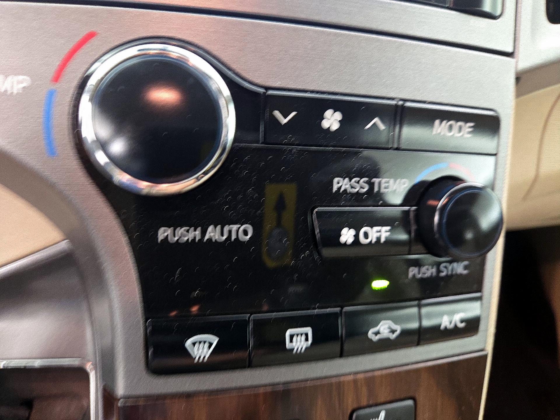 Thumbnail: 2014 Toyota Venza - 17