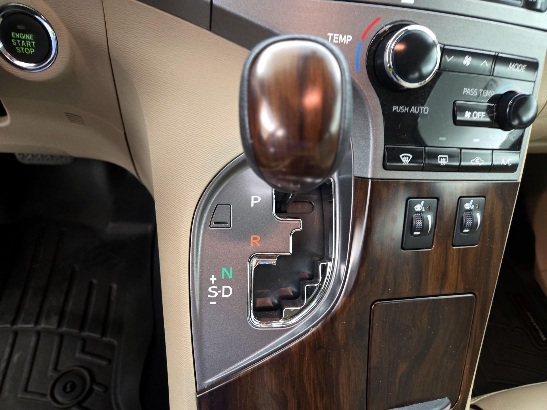 Thumbnail: 2014 Toyota Venza - 18