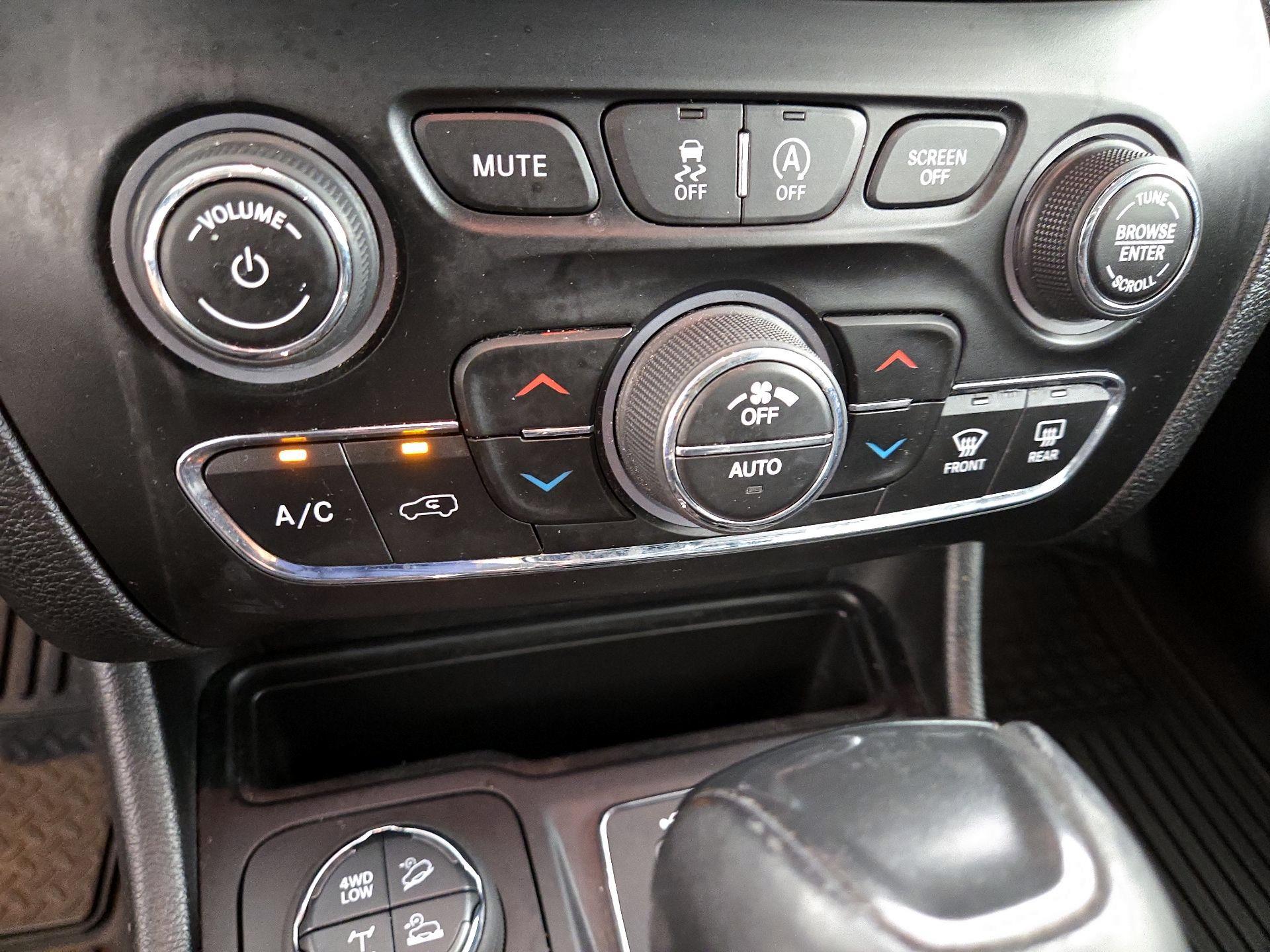 Thumbnail: 2020 Jeep Cherokee - 16