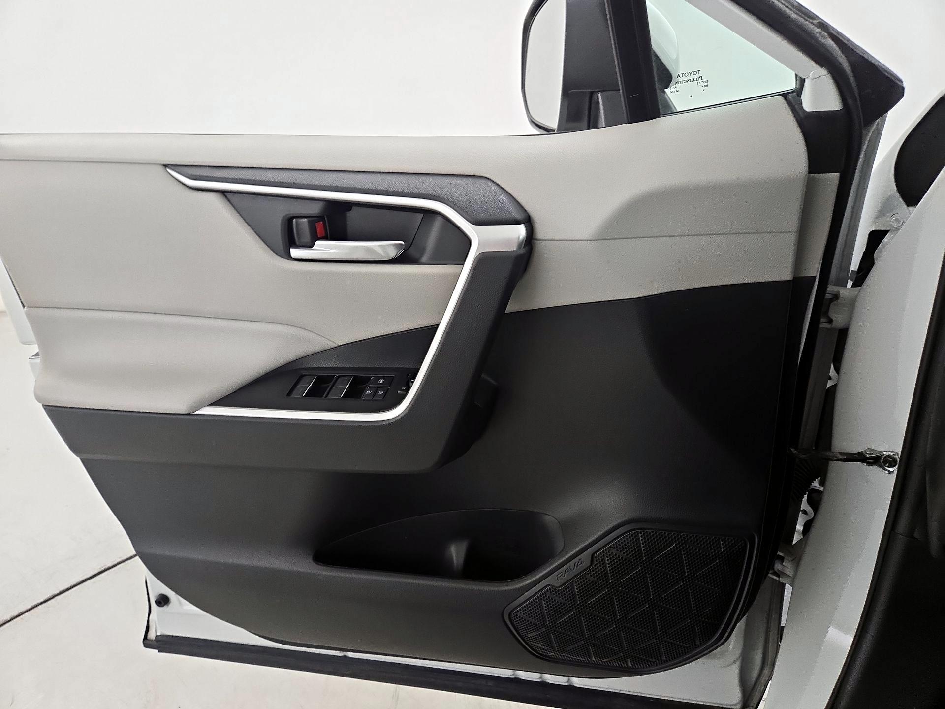 Thumbnail: 2022 Toyota RAV4 - 12