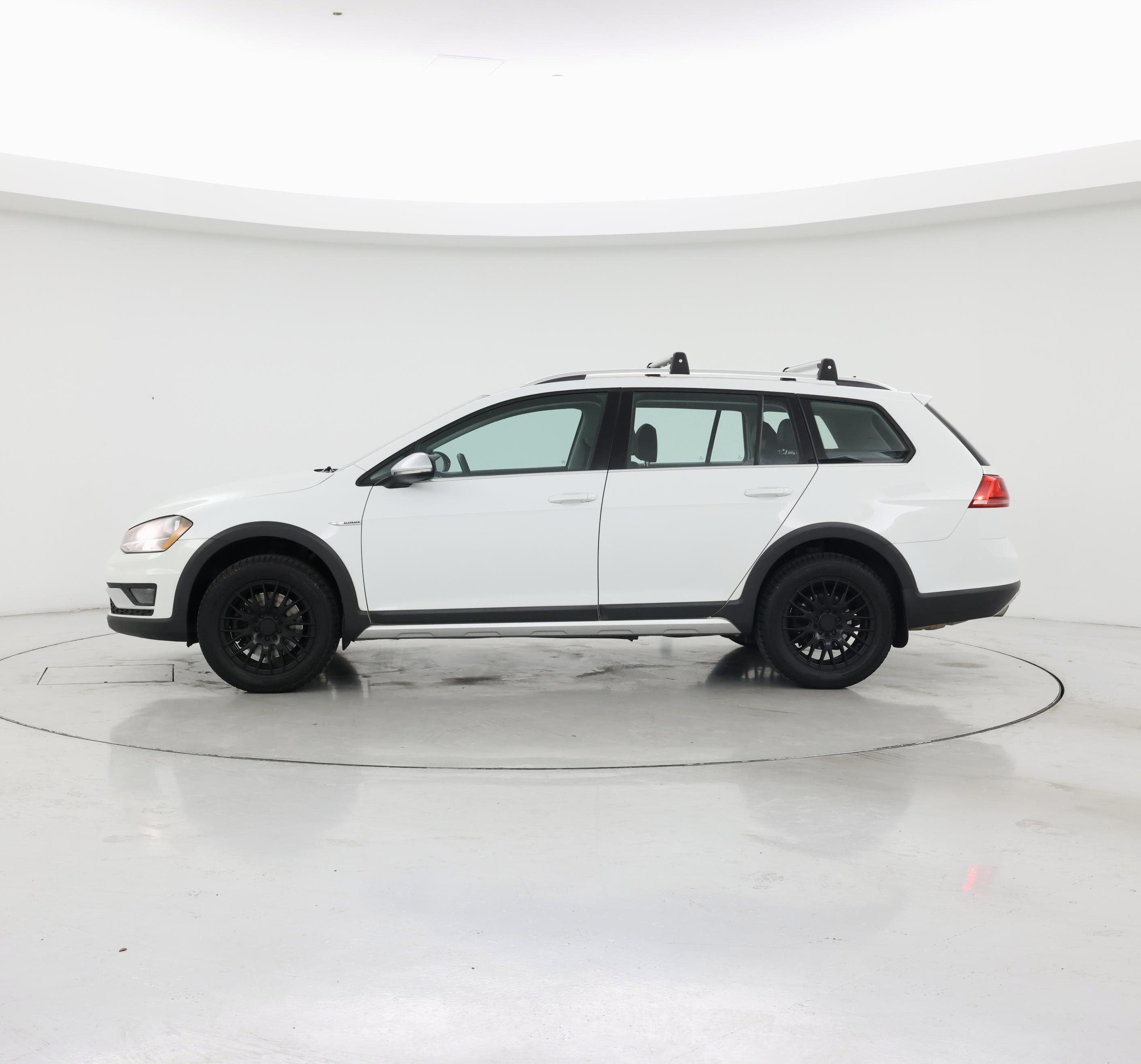 Thumbnail: 2017 Volkswagen Golf - 3